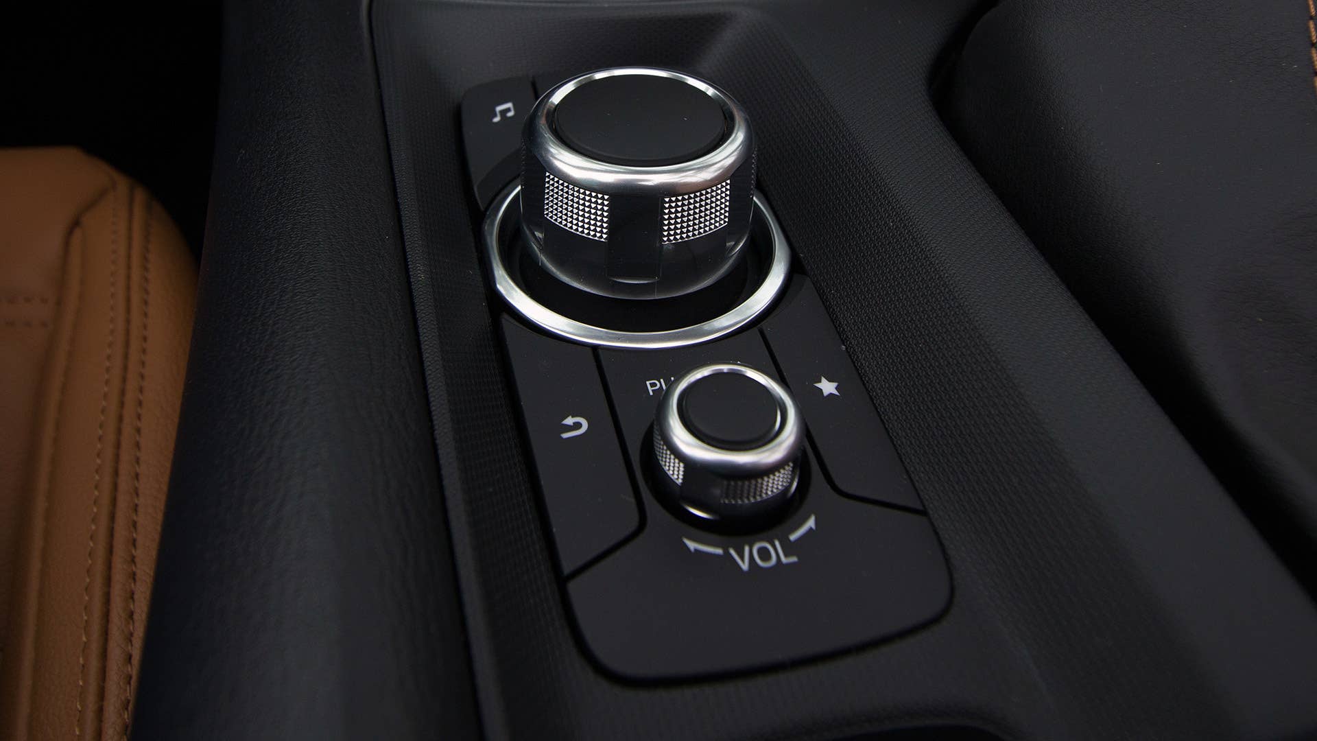 2017 Fiat 124 Spider infotainment system controls