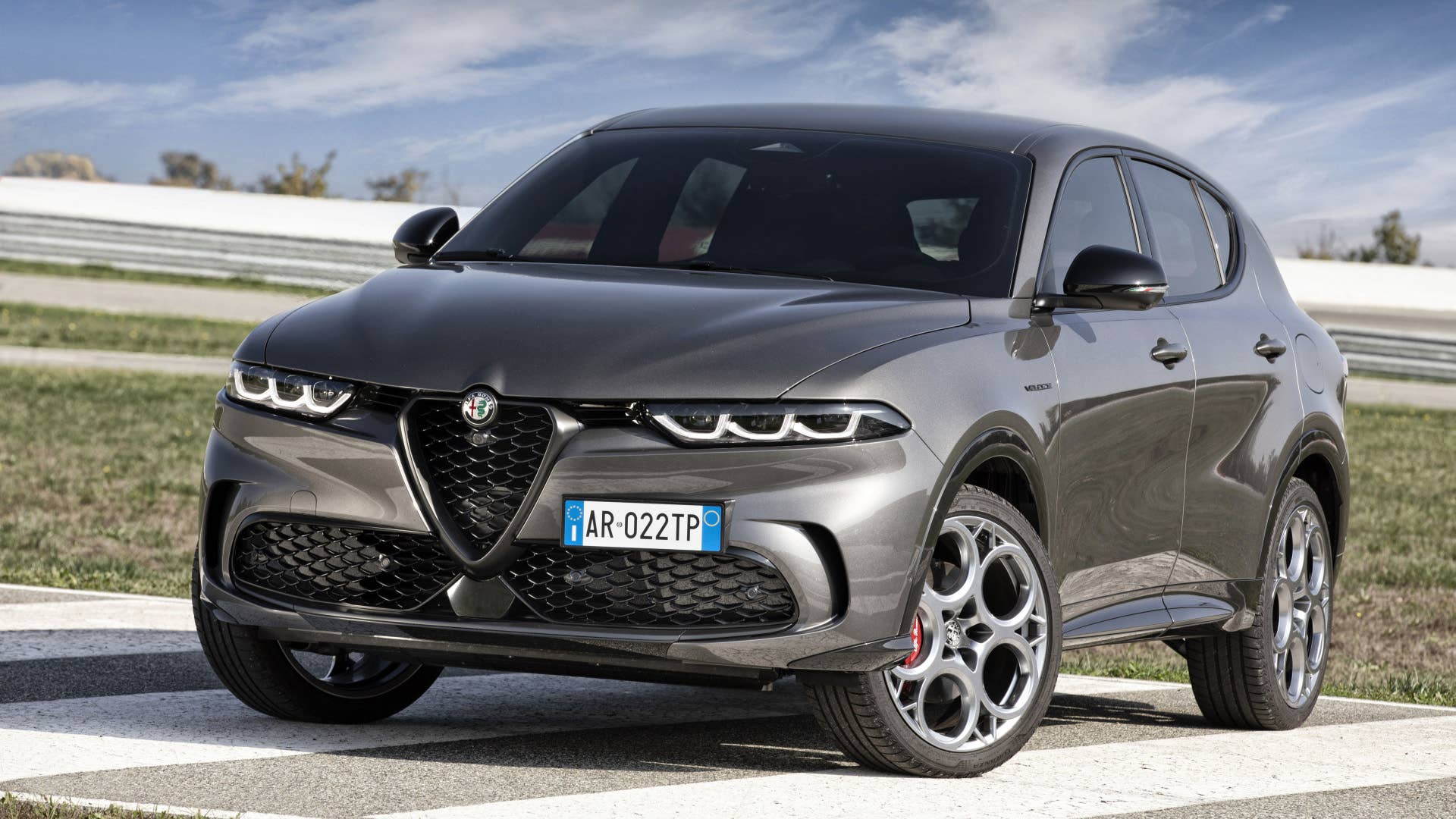 2024 Alfa Romeo Tonale front three quarter (European spec shown)