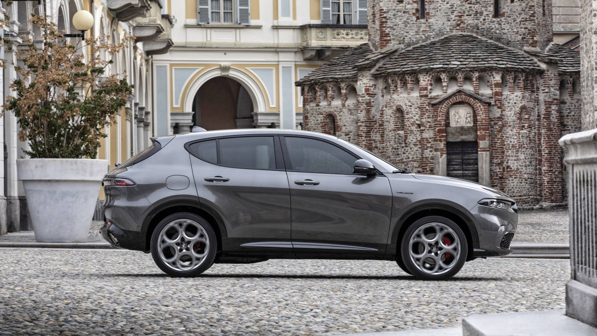 2024 Alfa Romeo Tonale profile (European spec shown)