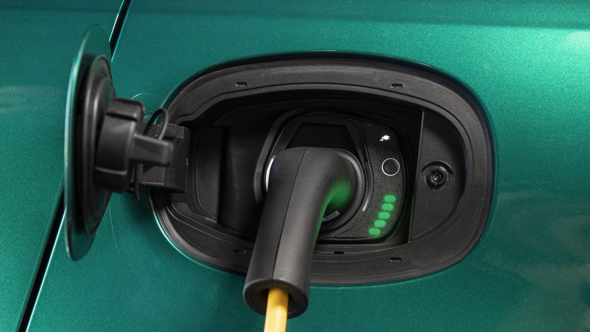 2024 Alfa Romeo Tonale plug in cord to car (European spec shown)