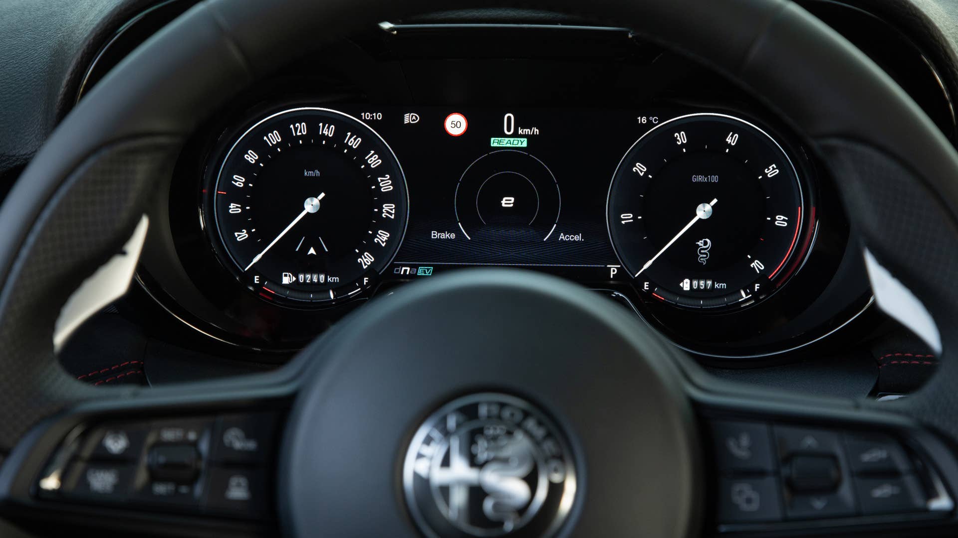 2024 Alfa Romeo Tonale customizable cluster heritage (European spec shown)