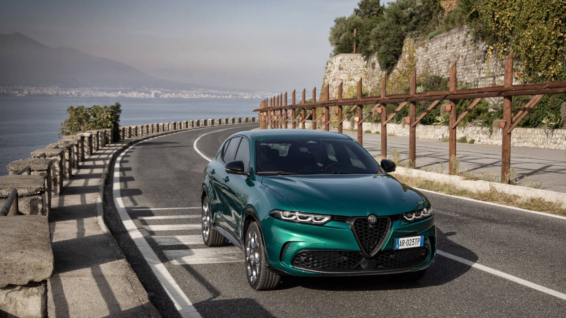 2024 Alfa Romeo Tonale front three quarter (European spec shown)