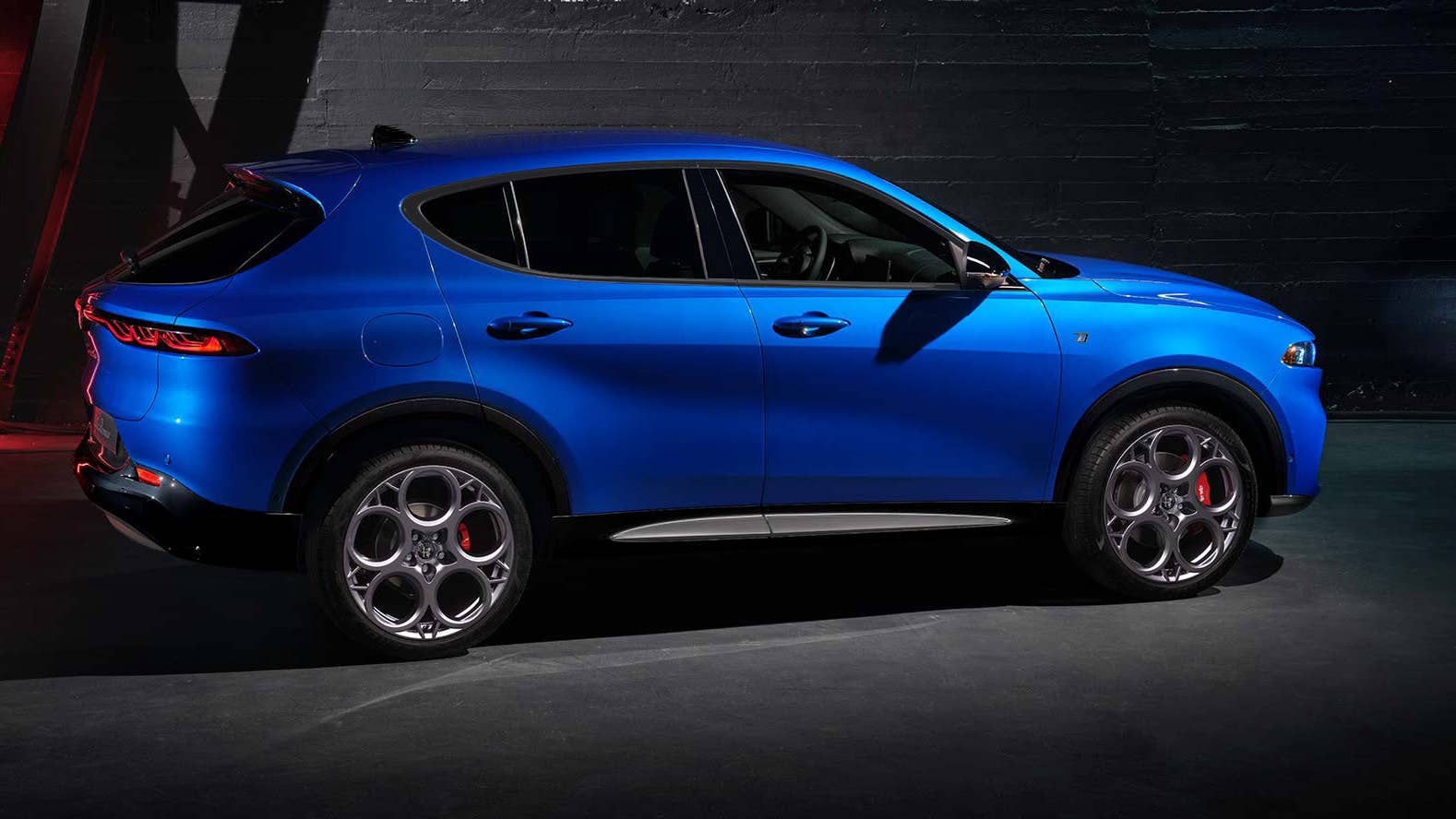 2024 Alfa Romeo Tonale exterior slight rear bias profile
