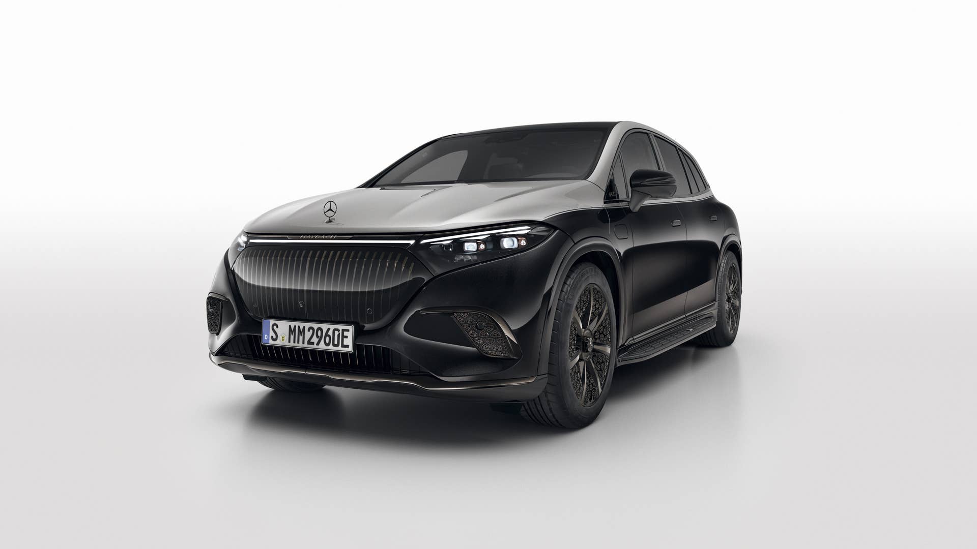 Night Series Design Paket für Mercedes-Maybach Serienmodelle. Mercedes-Maybach EQS 680 SUV (vorläufige Werte: Stromverbrauch kombiniert: 24,4 - 22,5 kWh/100 km; CO₂-Emissionen: 0 g/km) // Night Series Design Package for Mercedes-Maybach series models. Mercedes-Maybach EQS 680 SUV (provisional figures, combined power consumption: 24.4-22.5 kWh/100 km; CO₂ emissions: 0 g/km)