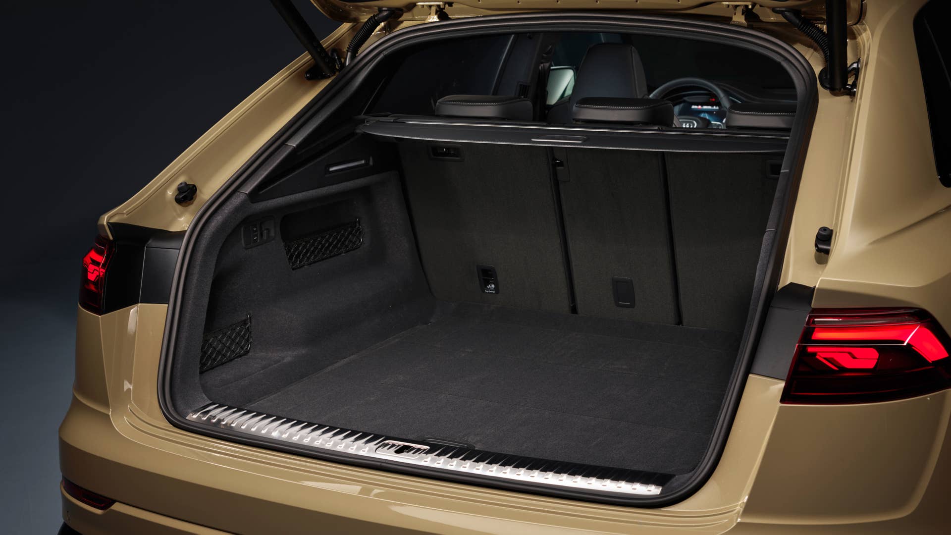Luggage compartment, Colour: Sakhir gold metallic