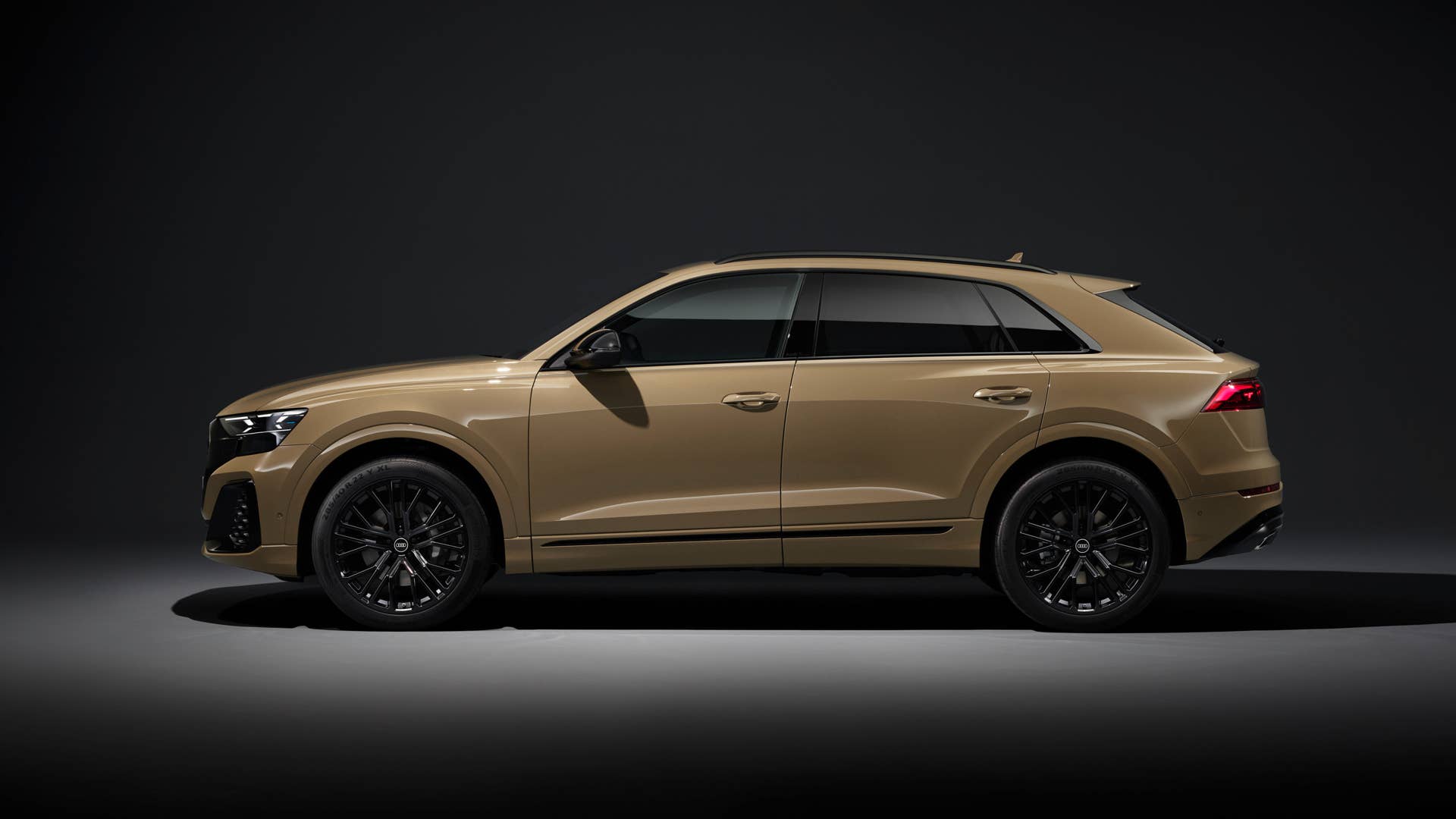 Static photo, Colour: Sakhir gold metallic