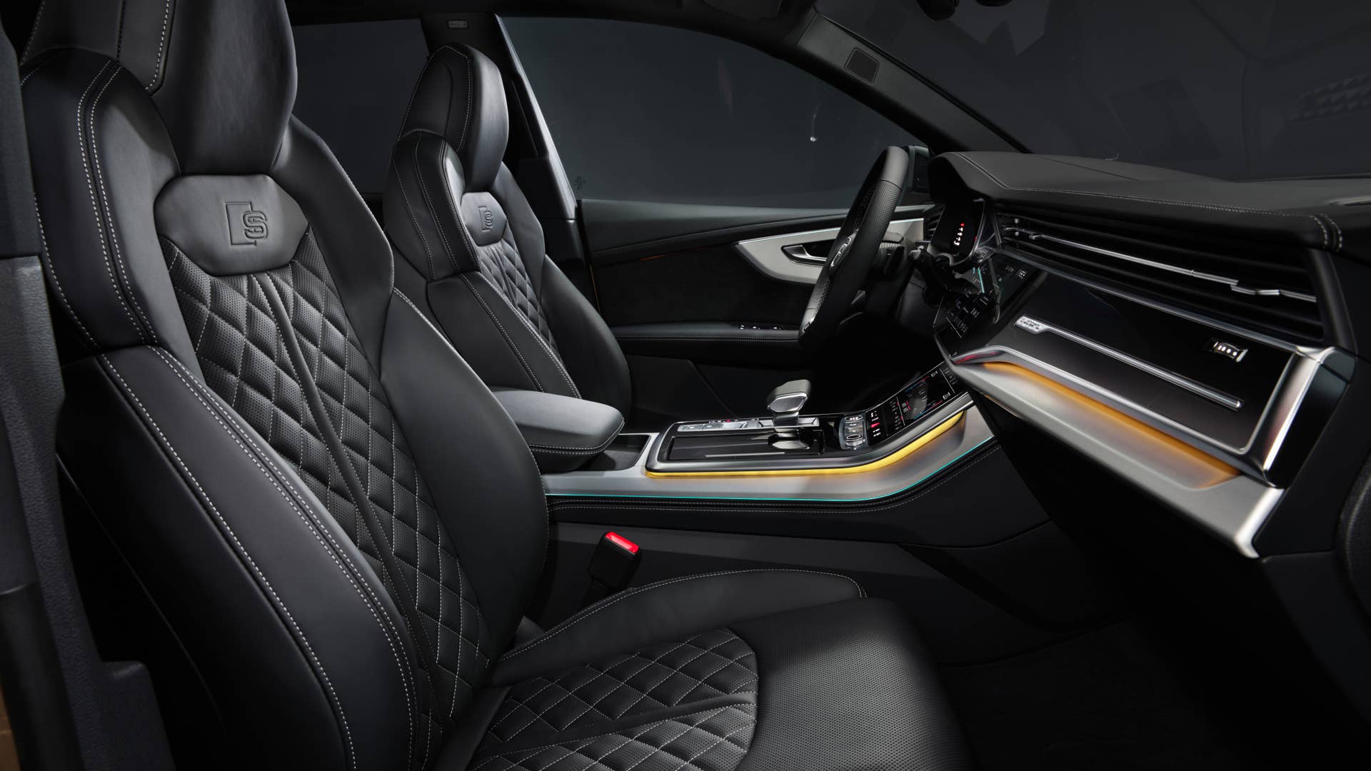 Interior, Colour: Sakhir gold metallic