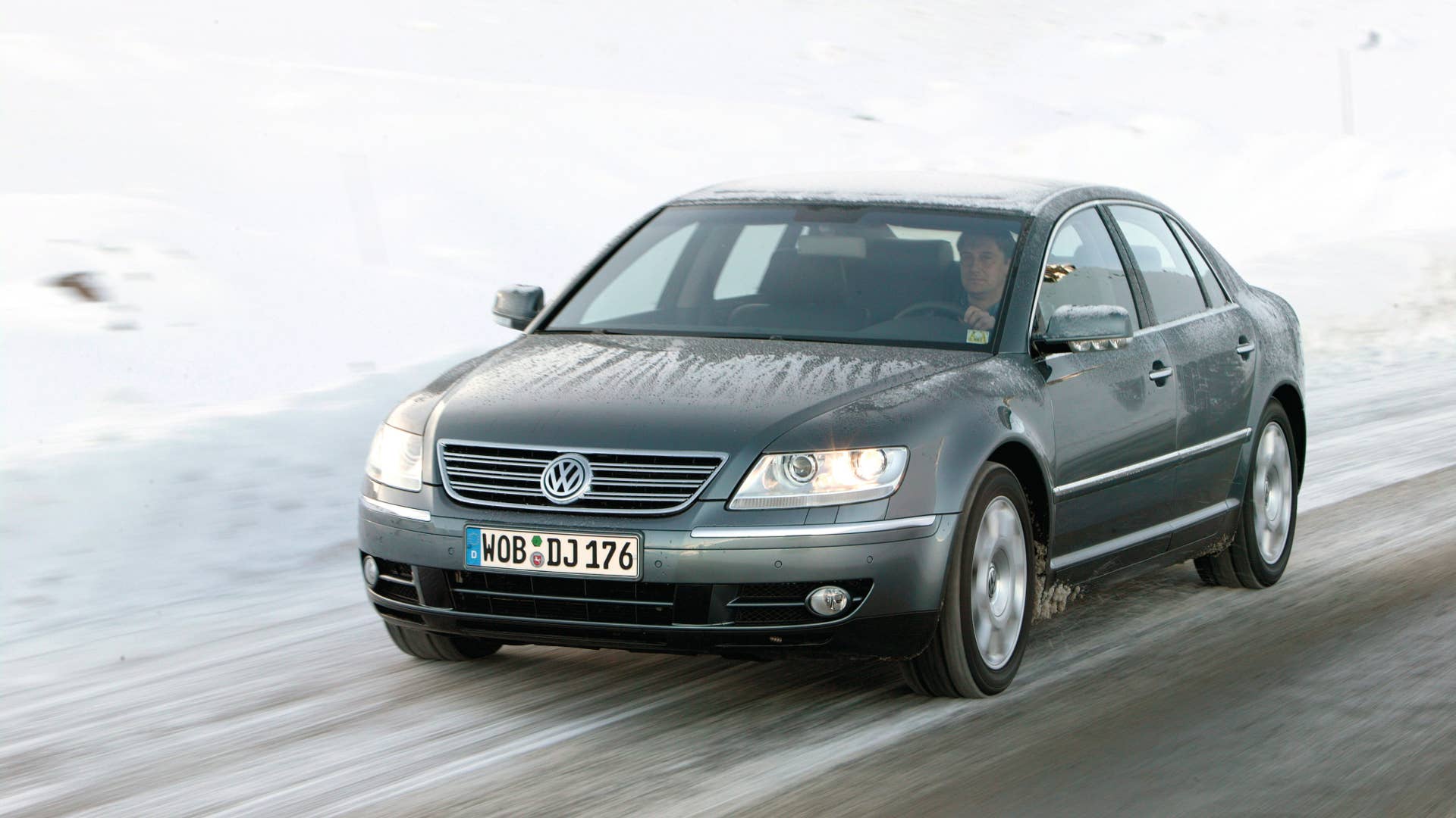Exterior: In motion: Phaeton V8 with 4MOTION all-wheel drive