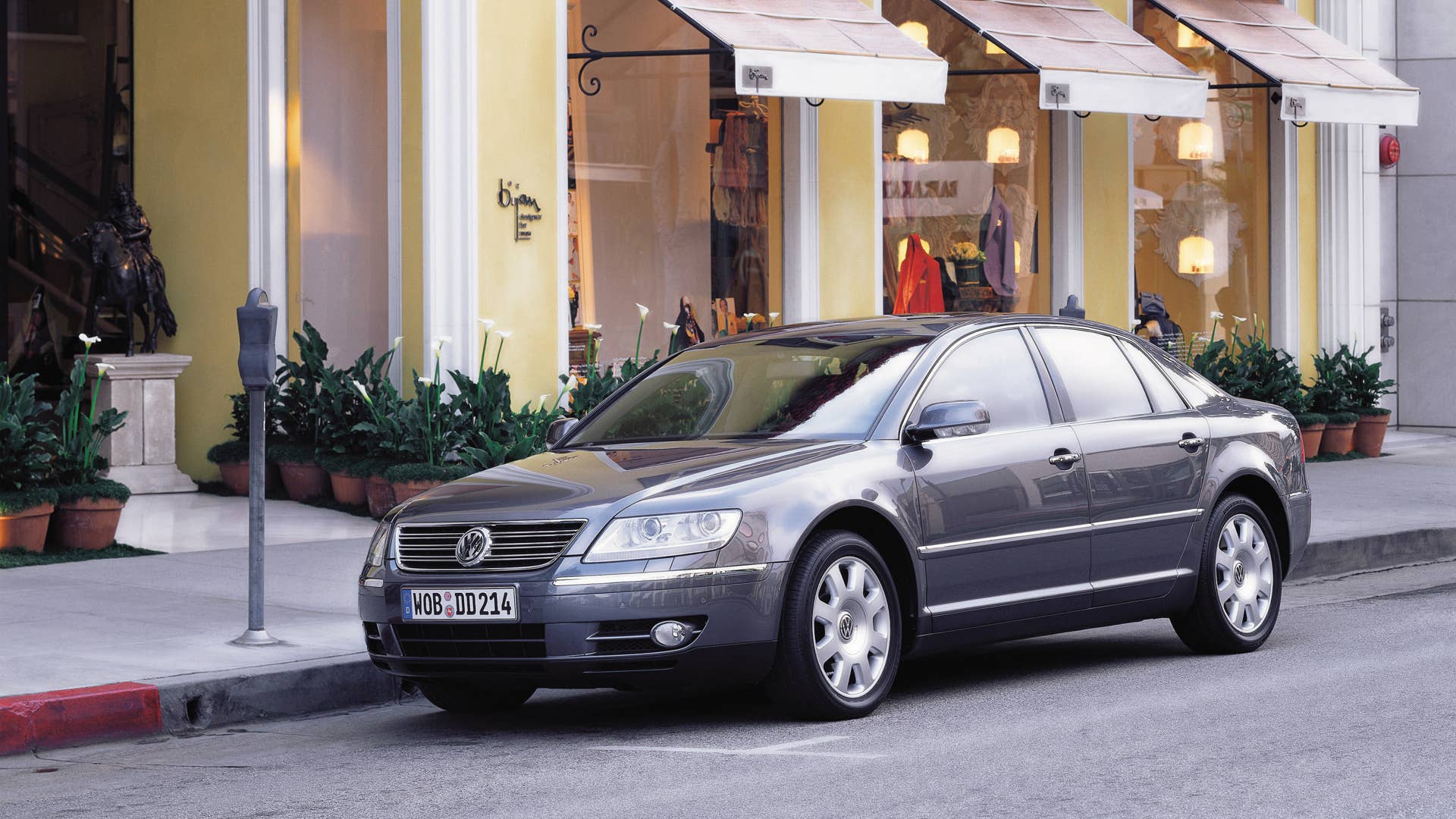 Exterior: Street life