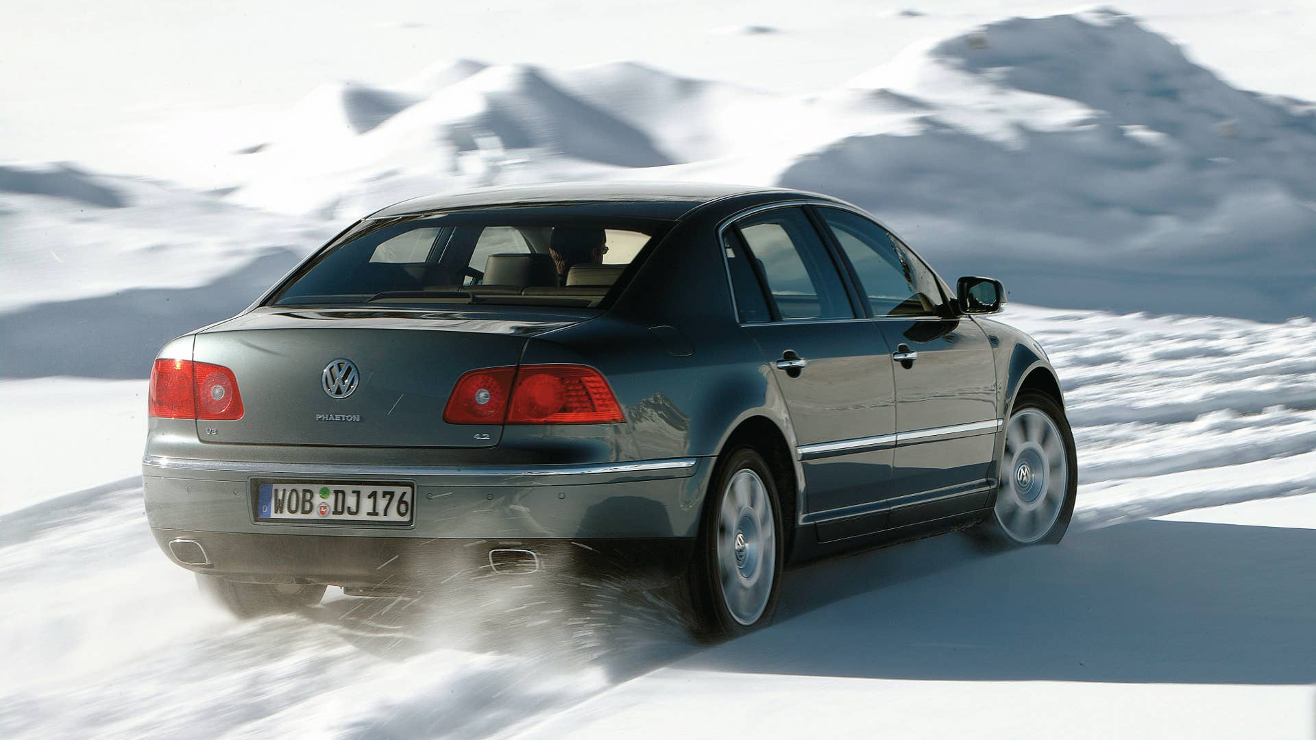 Exterior: In motion: Phaeton V8 with 4MOTION all-wheel drive