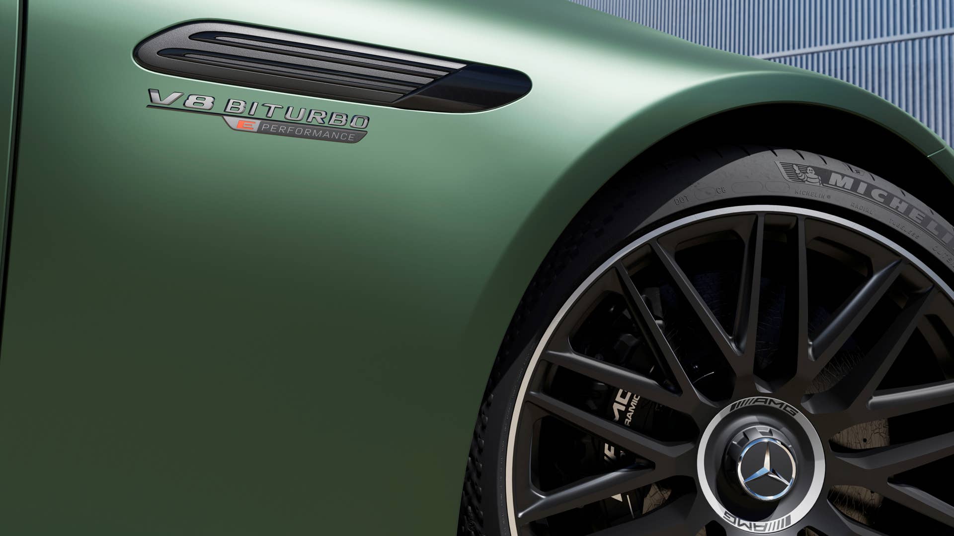 Mercedes-AMG SL 63 S E PERFORMANCE (Kraftstoffverbrauch gewichtet, kombiniert 7,7 l/100 km; Stromverbrauch gewichtet, kombiniert 11,5 kWh/100 km, CO2-Emissionen gewichtet, kombiniert 175 g/km)// Mercedes-AMG SL 63 S E PERFORMANCE (combined fuel consumption, weighted: 7.7 l/100 km, combined electrical power consumption, weighted: 11.5 kWh/100 km, combined CO₂ emissions, weighted: 175 g/km)