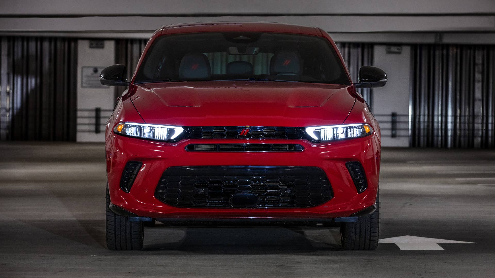 The Dodge Hornet conveys characteristic Dodge styling cues, such as a hood with integrated heat extractors and a “mail slot”-style grille opening.