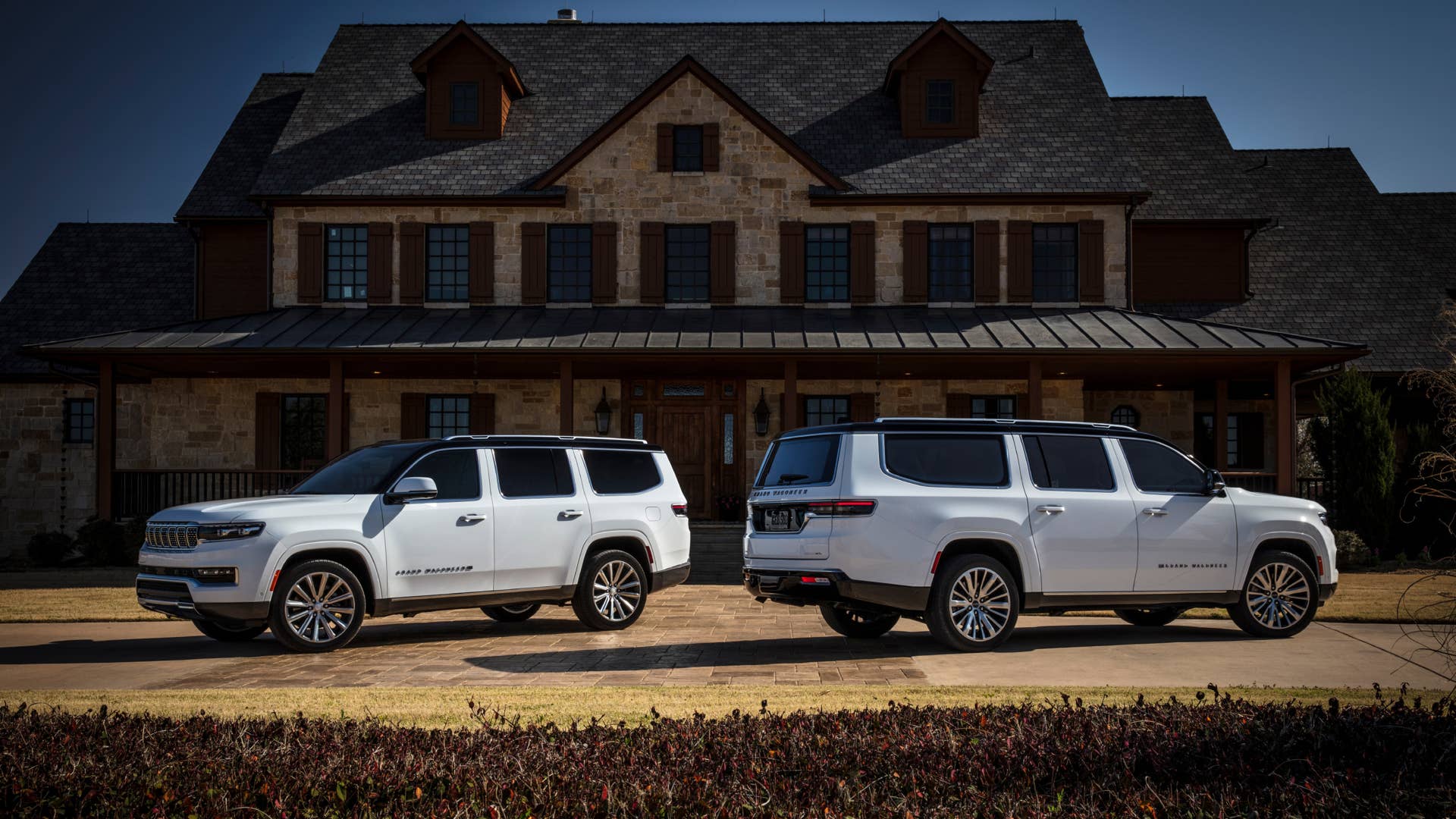 2024 Grand Wagoneer (left) and 2024 Grand Wagoneer L (right)