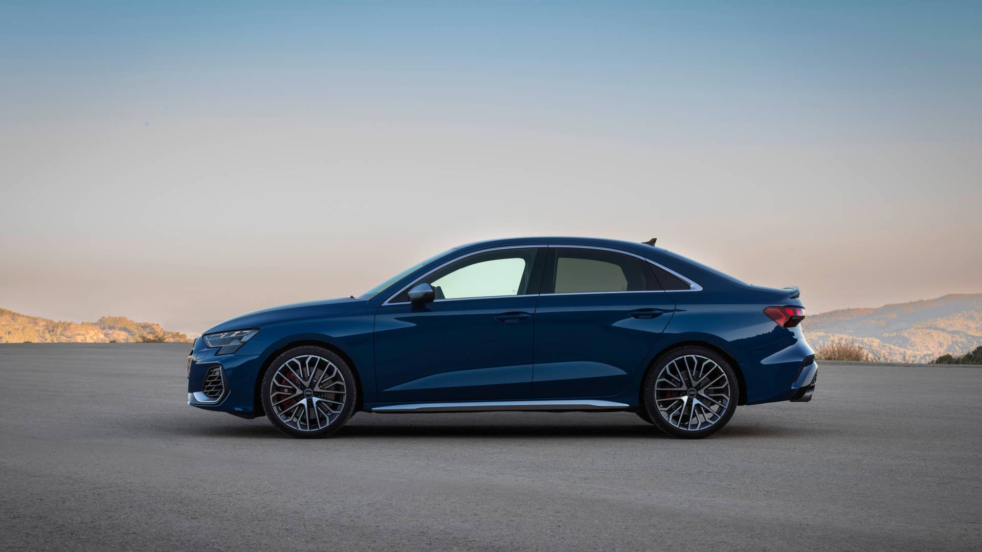 Static photo, Colour: Ascari blue metallic