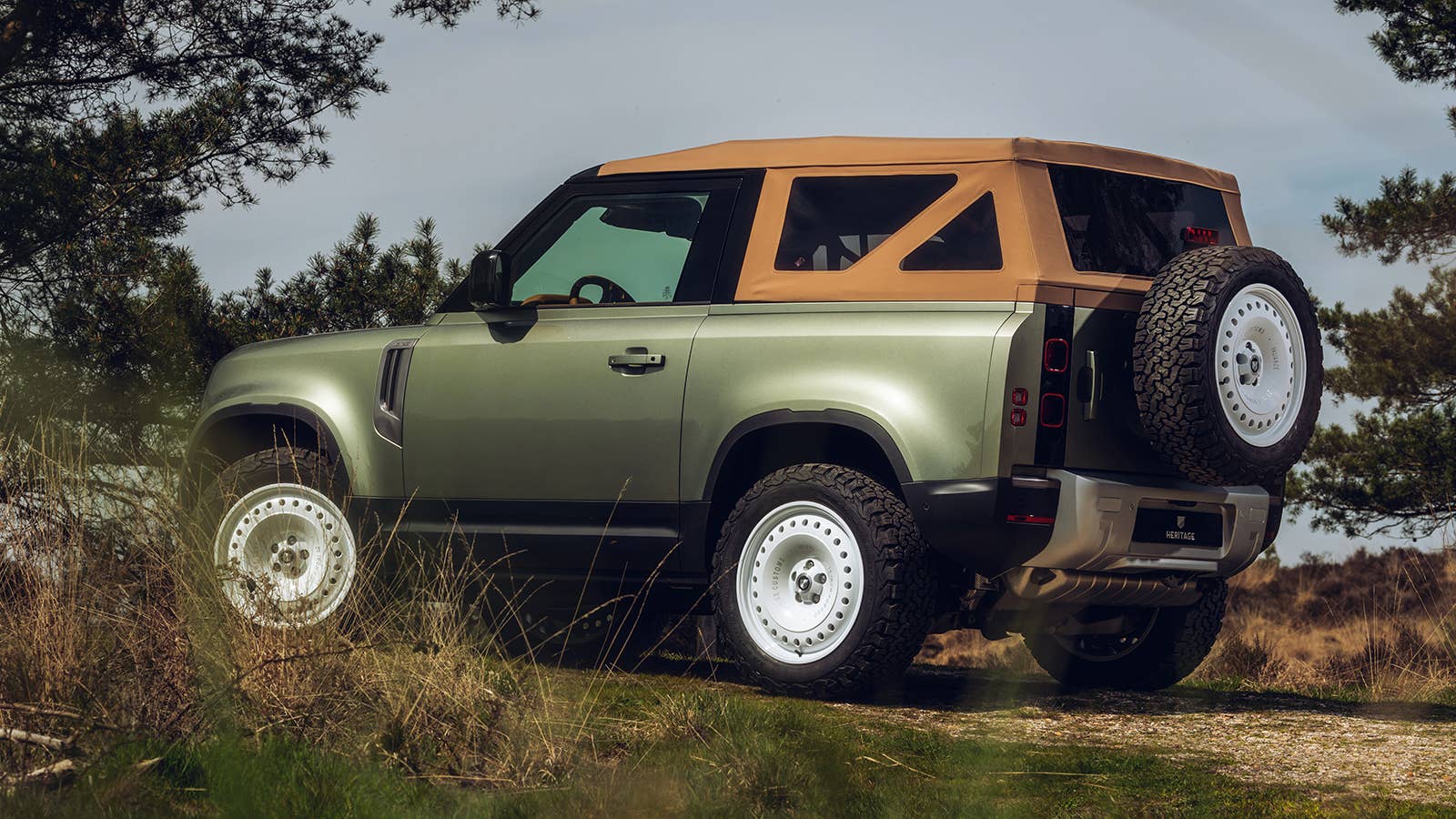 Dutch coachbuilder makes the convertible Defender that Land Rover won't ...