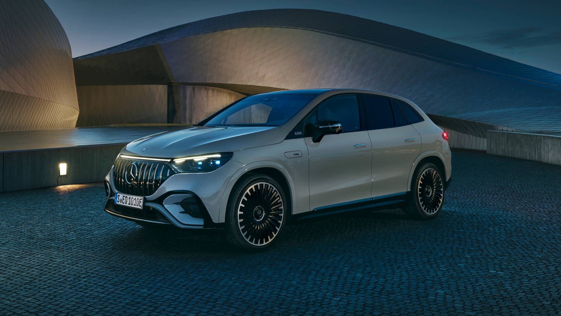 Der neue Mercedes-AMG EQE 53 4MATIC+ SUV (Vorläufige Angaben WLTP | Stromverbrauch kombiniert: 27,8–22,6 kWh/100 km; CO2-Emissionen kombiniert: 0 g/km; Elektrische Reichweite: 375–470 km); Exterieur : MANUFAKTUR alpingrau uni ; Interieur: Leder Nappa AMG - schwarz / spacegrau // The new Mercedes-AMG EQE 53 4MATIC+ SUV (Provisional data WLTP | combined electrical consumption: 27.8–22.6 kWh/100 km; combined CO2 emissions: 0 g/km; Electrical range: 375–470 km); exterior: MANUFAKTUR alpine grey solid; interior: AMG nappa leather - black / space grey