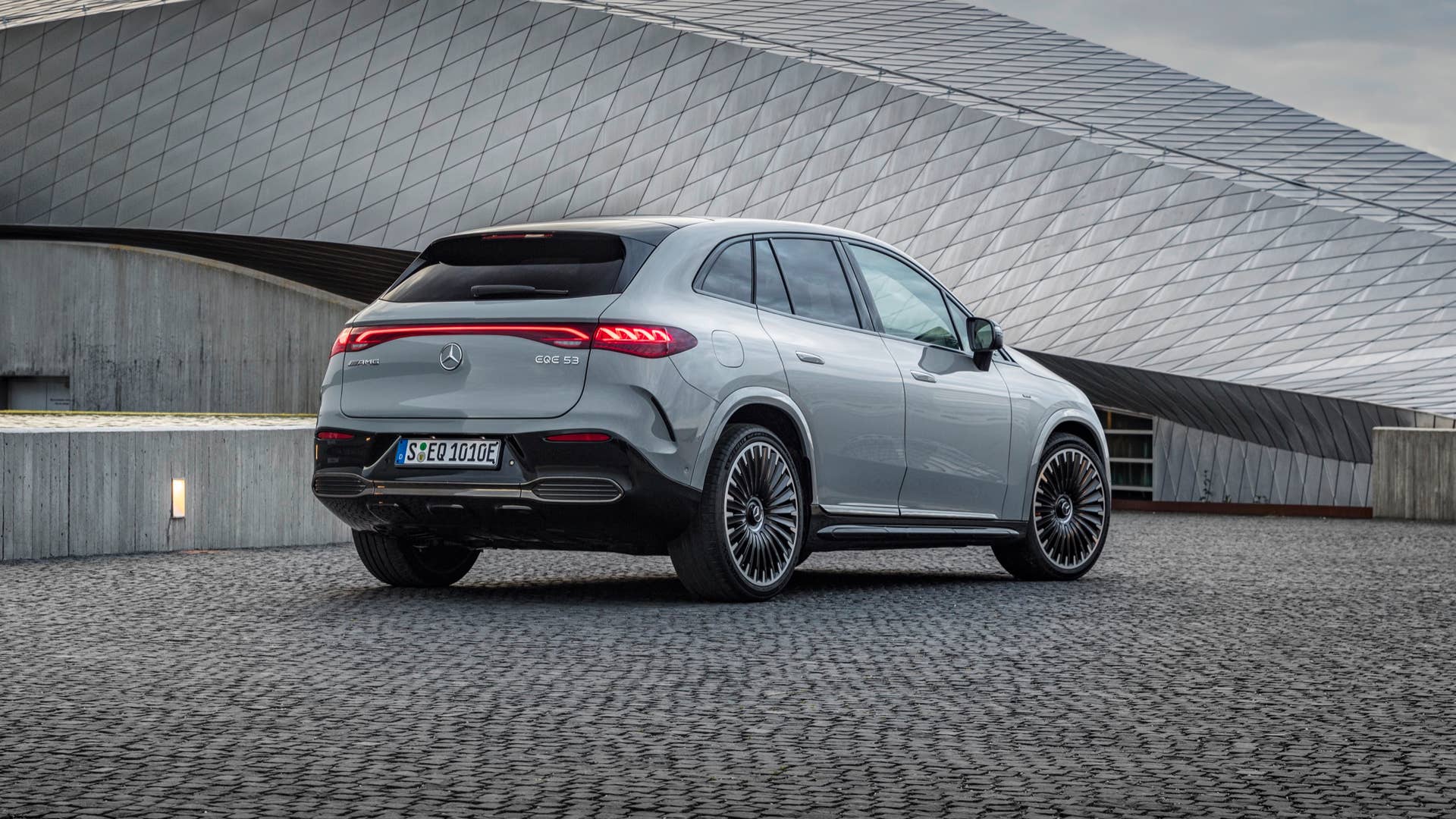 Der neue Mercedes-AMG EQE 53 4MATIC+ SUV (Vorläufige Angaben WLTP | Stromverbrauch kombiniert: 27,8–22,6 kWh/100 km; CO2-Emissionen kombiniert: 0 g/km; Elektrische Reichweite: 375–470 km); Exterieur : MANUFAKTUR alpingrau uni ; Interieur: Leder Nappa AMG - schwarz / spacegrau // The new Mercedes-AMG EQE 53 4MATIC+ SUV (Provisional data WLTP | combined electrical consumption: 27.8–22.6 kWh/100 km; combined CO2 emissions: 0 g/km; Electrical range: 375–470 km); exterior: MANUFAKTUR alpine grey solid; interior: AMG nappa leather - black / space grey