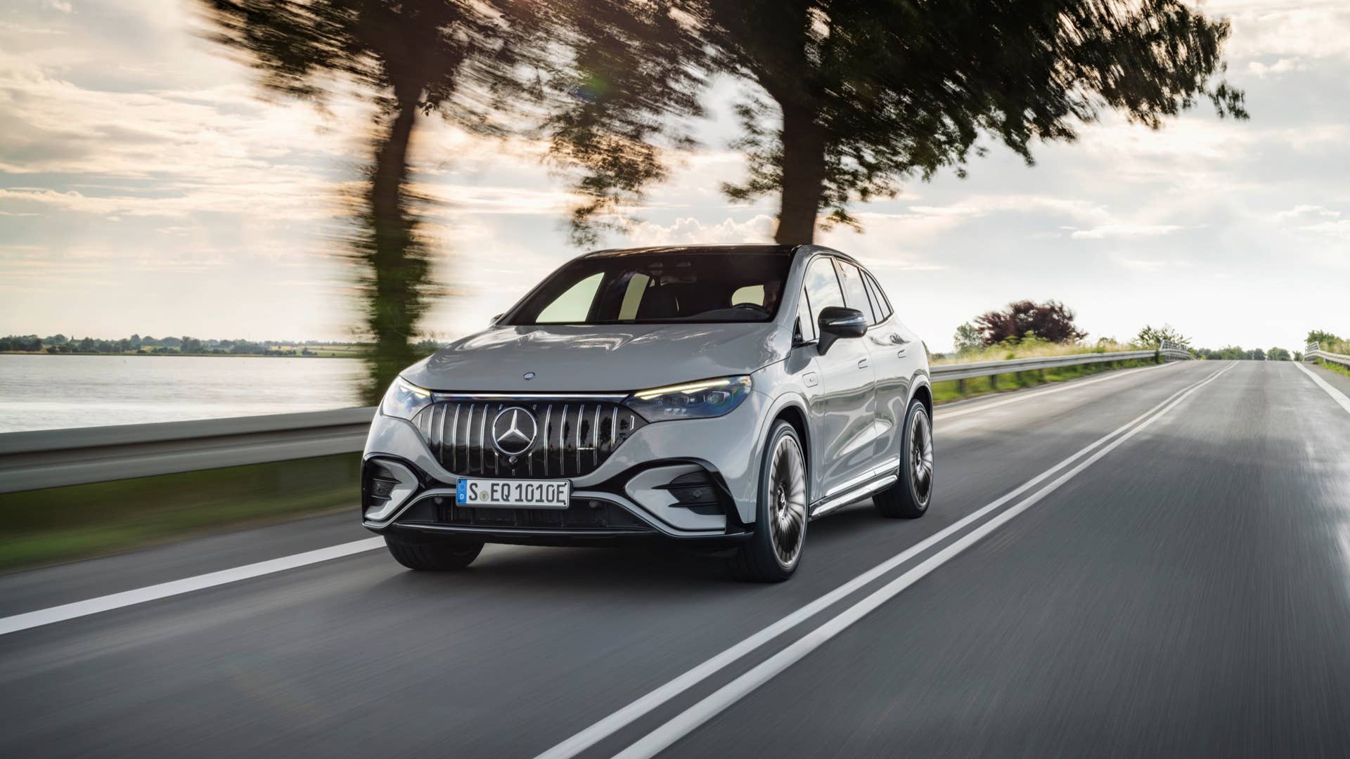 Der neue Mercedes-AMG EQE 53 4MATIC+ SUV (Vorläufige Angaben WLTP | Stromverbrauch kombiniert: 27,8–22,6 kWh/100 km; CO2-Emissionen kombiniert: 0 g/km; Elektrische Reichweite: 375–470 km); Exterieur : MANUFAKTUR alpingrau uni ; Interieur: Leder Nappa AMG - schwarz / spacegrau // The new Mercedes-AMG EQE 53 4MATIC+ SUV (Provisional data WLTP | combined electrical consumption: 27.8–22.6 kWh/100 km; combined CO2 emissions: 0 g/km; Electrical range: 375–470 km); exterior: MANUFAKTUR alpine grey solid; interior: AMG nappa leather - black / space grey