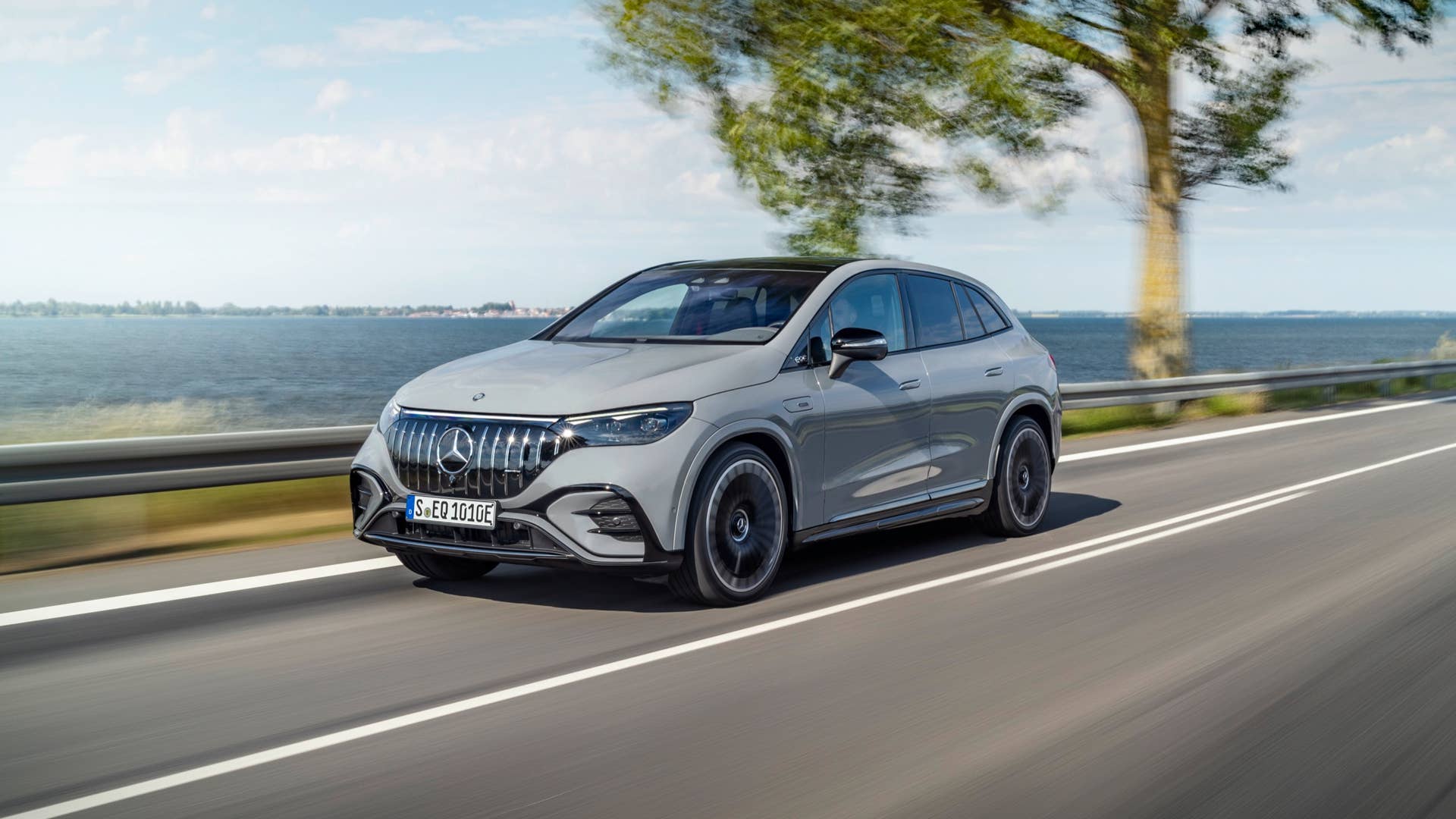 Der neue Mercedes-AMG EQE 53 4MATIC+ SUV (Vorläufige Angaben WLTP | Stromverbrauch kombiniert: 27,8–22,6 kWh/100 km; CO2-Emissionen kombiniert: 0 g/km; Elektrische Reichweite: 375–470 km); Exterieur : MANUFAKTUR alpingrau uni ; Interieur: Leder Nappa AMG - schwarz / spacegrau // The new Mercedes-AMG EQE 53 4MATIC+ SUV (Provisional data WLTP | combined electrical consumption: 27.8–22.6 kWh/100 km; combined CO2 emissions: 0 g/km; Electrical range: 375–470 km); exterior: MANUFAKTUR alpine grey solid; interior: AMG nappa leather - black / space grey