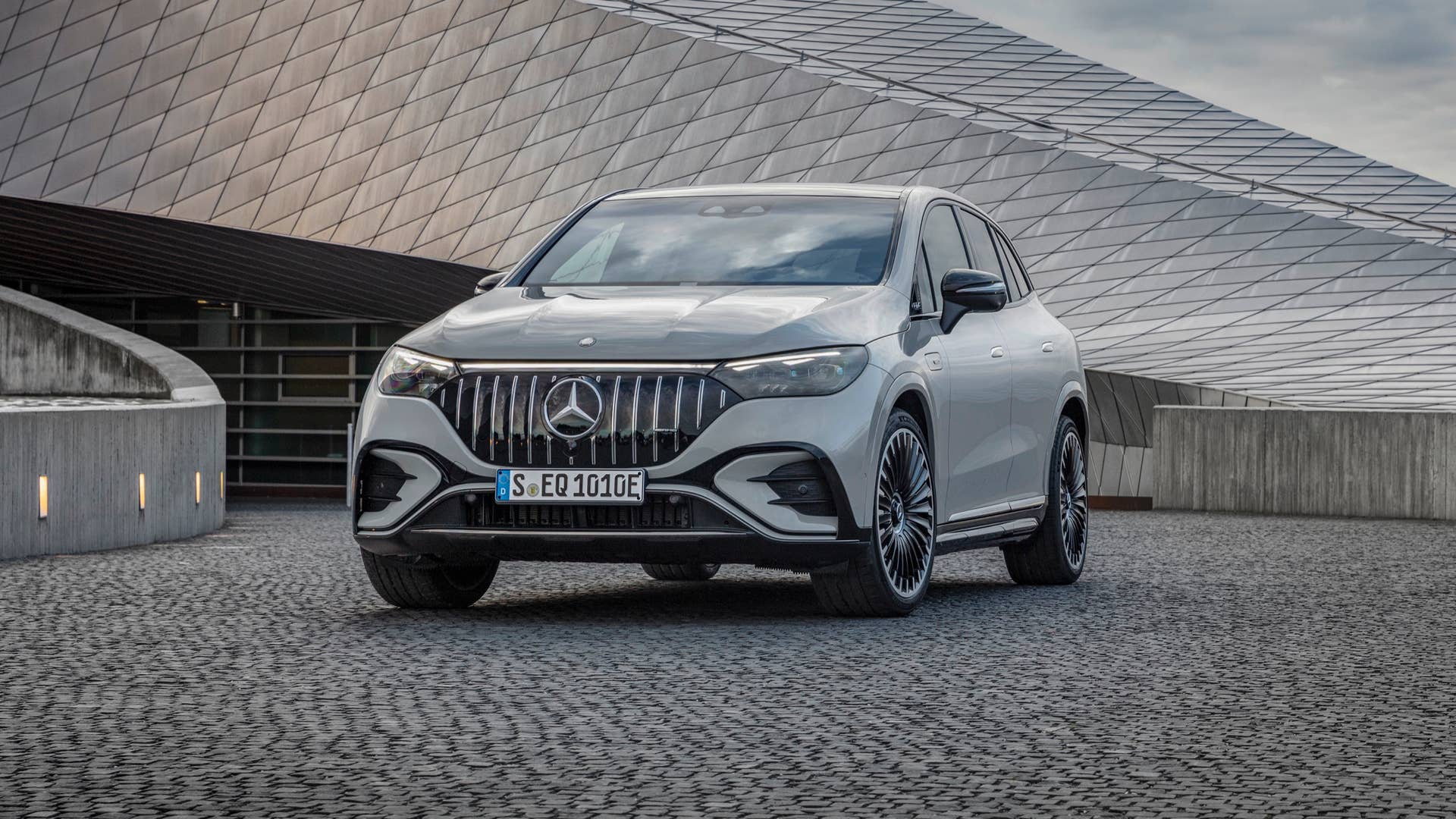 Der neue Mercedes-AMG EQE 53 4MATIC+ SUV (Vorläufige Angaben WLTP | Stromverbrauch kombiniert: 27,8–22,6 kWh/100 km; CO2-Emissionen kombiniert: 0 g/km; Elektrische Reichweite: 375–470 km); Exterieur : MANUFAKTUR alpingrau uni ; Interieur: Leder Nappa AMG - schwarz / spacegrau // The new Mercedes-AMG EQE 53 4MATIC+ SUV (Provisional data WLTP | combined electrical consumption: 27.8–22.6 kWh/100 km; combined CO2 emissions: 0 g/km; Electrical range: 375–470 km); exterior: MANUFAKTUR alpine grey solid; interior: AMG nappa leather - black / space grey