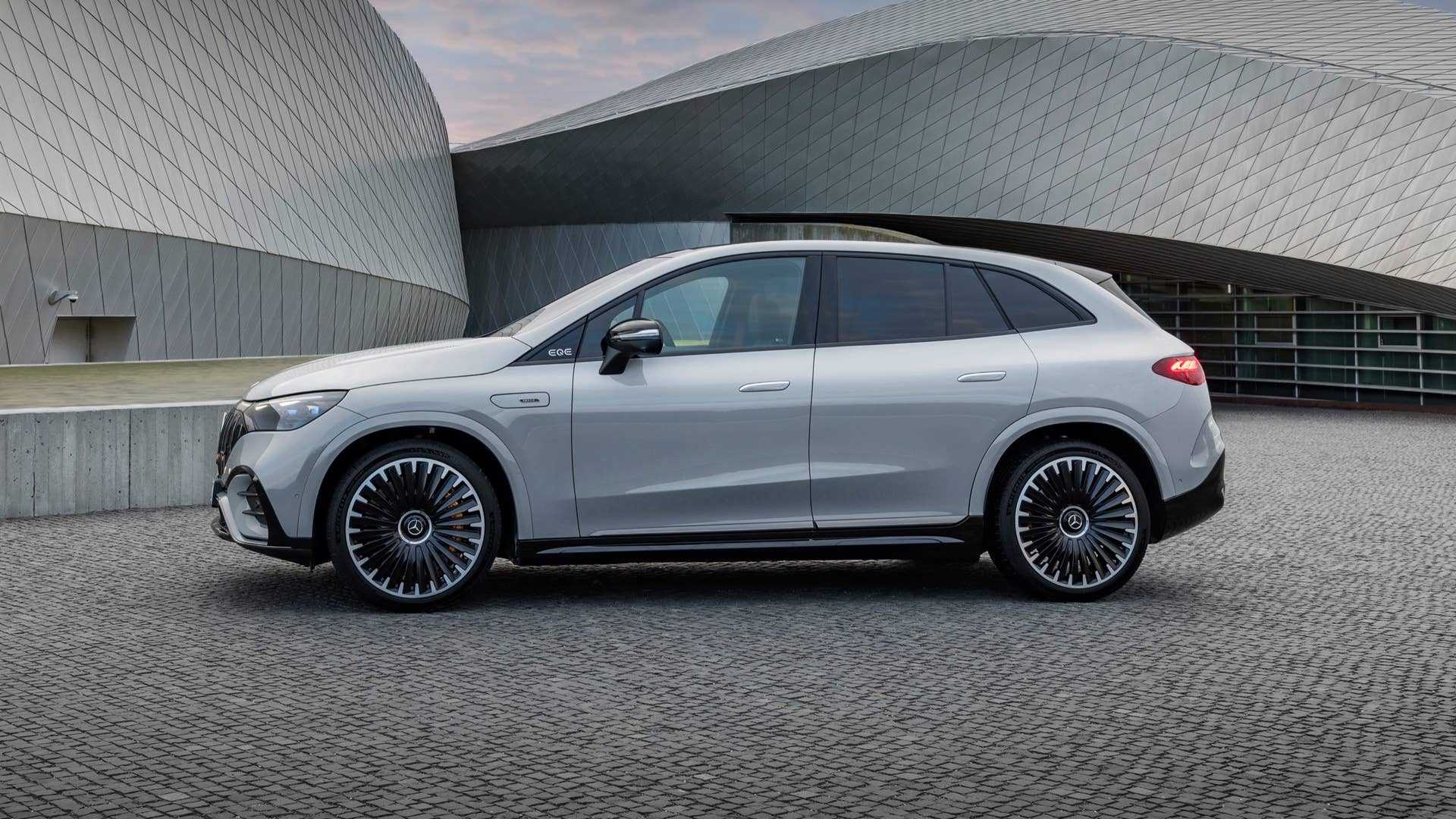 Der neue Mercedes-AMG EQE 53 4MATIC+ SUV (Vorläufige Angaben WLTP | Stromverbrauch kombiniert: 27,8–22,6 kWh/100 km; CO2-Emissionen kombiniert: 0 g/km; Elektrische Reichweite: 375–470 km); Exterieur : MANUFAKTUR alpingrau uni ; Interieur: Leder Nappa AMG - schwarz / spacegrau // The new Mercedes-AMG EQE 53 4MATIC+ SUV (Provisional data WLTP | combined electrical consumption: 27.8–22.6 kWh/100 km; combined CO2 emissions: 0 g/km; Electrical range: 375–470 km); exterior: MANUFAKTUR alpine grey solid; interior: AMG nappa leather - black / space grey