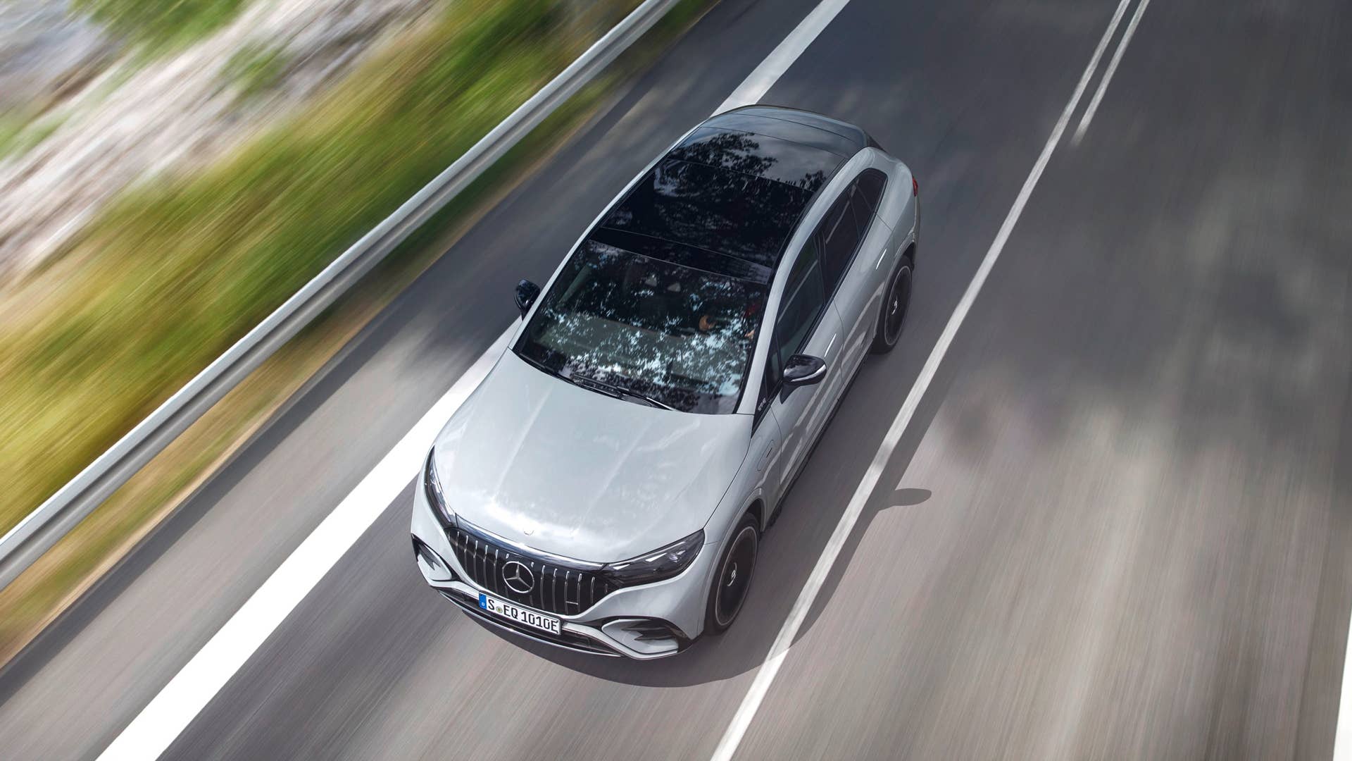 Der neue Mercedes-AMG EQE 53 4MATIC+ SUV (Vorläufige Angaben WLTP | Stromverbrauch kombiniert: 27,8–22,6 kWh/100 km; CO2-Emissionen kombiniert: 0 g/km; Elektrische Reichweite: 375–470 km); Exterieur : MANUFAKTUR alpingrau uni ; Interieur: Leder Nappa AMG - schwarz / spacegrau // The new Mercedes-AMG EQE 53 4MATIC+ SUV (Provisional data WLTP | combined electrical consumption: 27.8–22.6 kWh/100 km; combined CO2 emissions: 0 g/km; Electrical range: 375–470 km); exterior: MANUFAKTUR alpine grey solid; interior: AMG nappa leather - black / space grey