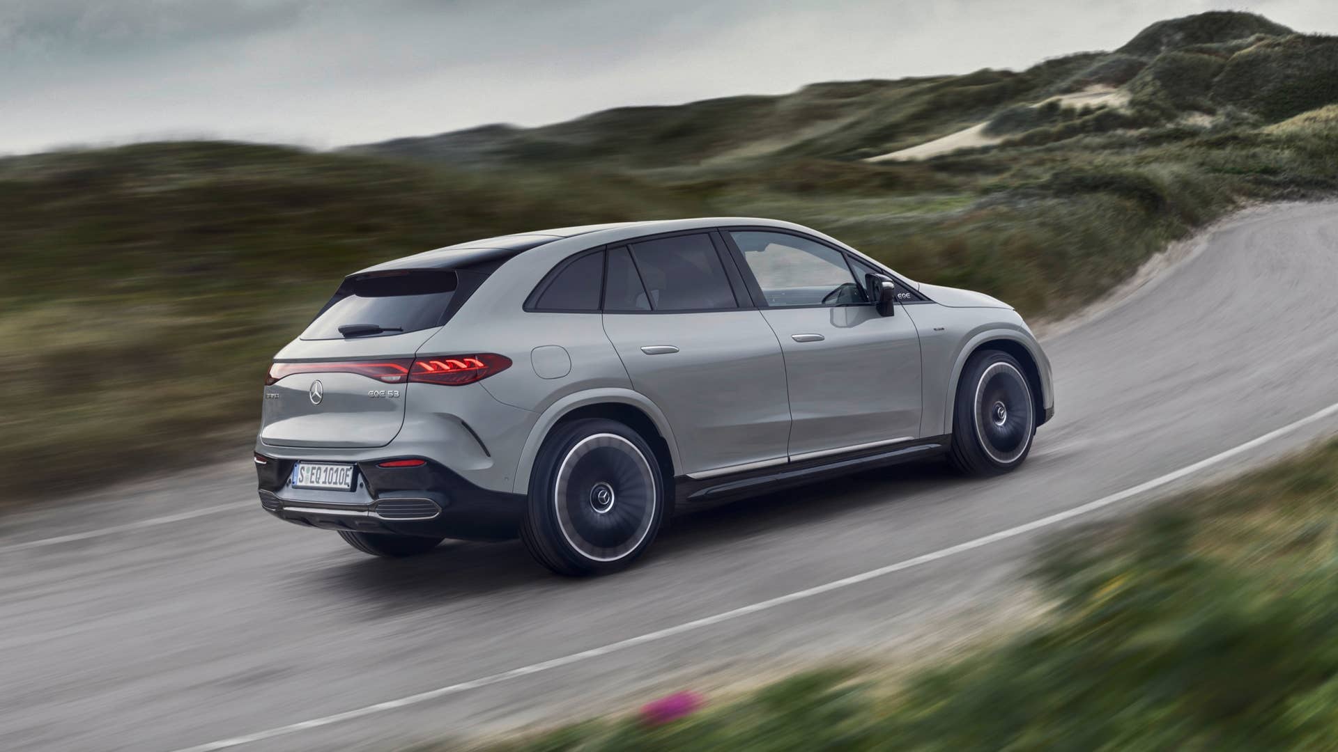 Der neue Mercedes-AMG EQE 53 4MATIC+ SUV (Vorläufige Angaben WLTP | Stromverbrauch kombiniert: 27,8–22,6 kWh/100 km; CO2-Emissionen kombiniert: 0 g/km; Elektrische Reichweite: 375–470 km); Exterieur : MANUFAKTUR alpingrau uni ; Interieur: Leder Nappa AMG - schwarz / spacegrau // The new Mercedes-AMG EQE 53 4MATIC+ SUV (Provisional data WLTP | combined electrical consumption: 27.8–22.6 kWh/100 km; combined CO2 emissions: 0 g/km; Electrical range: 375–470 km); exterior: MANUFAKTUR alpine grey solid; interior: AMG nappa leather - black / space grey
