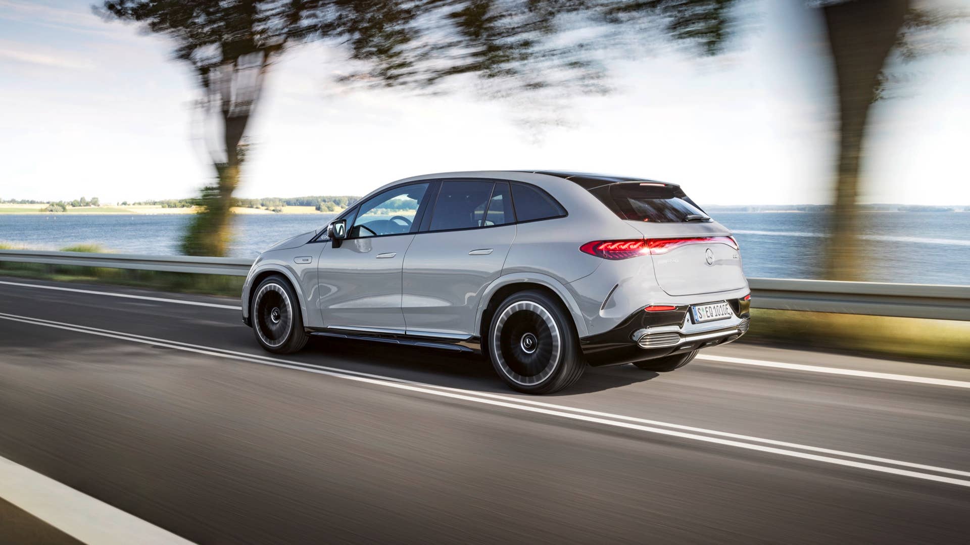 Der neue Mercedes-AMG EQE 53 4MATIC+ SUV (Vorläufige Angaben WLTP | Stromverbrauch kombiniert: 27,8–22,6 kWh/100 km; CO2-Emissionen kombiniert: 0 g/km; Elektrische Reichweite: 375–470 km); Exterieur : MANUFAKTUR alpingrau uni ; Interieur: Leder Nappa AMG - schwarz / spacegrau // The new Mercedes-AMG EQE 53 4MATIC+ SUV (Provisional data WLTP | combined electrical consumption: 27.8–22.6 kWh/100 km; combined CO2 emissions: 0 g/km; Electrical range: 375–470 km); exterior: MANUFAKTUR alpine grey solid; interior: AMG nappa leather - black / space grey