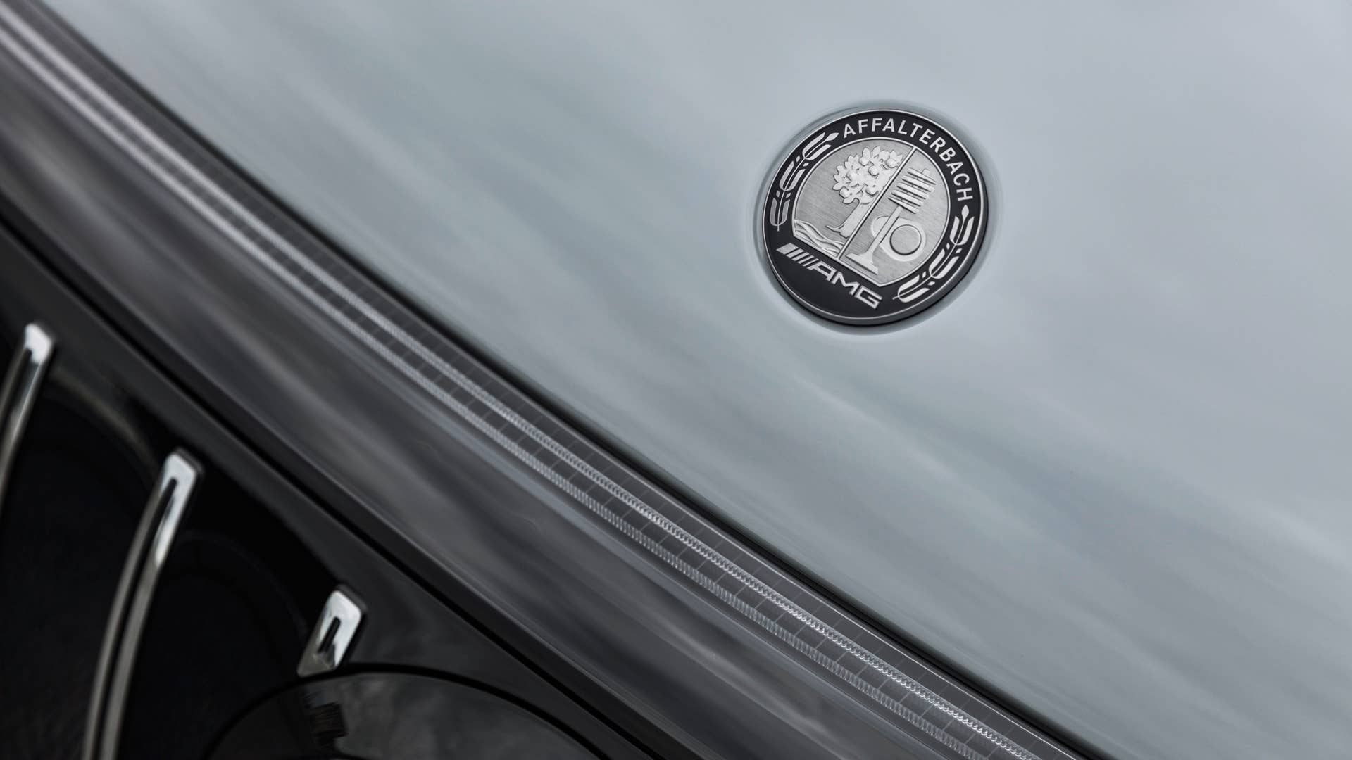 Der neue Mercedes-AMG EQE 53 4MATIC+ SUV (Vorläufige Angaben WLTP | Stromverbrauch kombiniert: 27,8–22,6 kWh/100 km; CO2-Emissionen kombiniert: 0 g/km; Elektrische Reichweite: 375–470 km); Exterieur : MANUFAKTUR alpingrau uni ; Interieur: Leder Nappa AMG - schwarz / spacegrau // The new Mercedes-AMG EQE 53 4MATIC+ SUV (Provisional data WLTP | combined electrical consumption: 27.8–22.6 kWh/100 km; combined CO2 emissions: 0 g/km; Electrical range: 375–470 km); exterior: MANUFAKTUR alpine grey solid; interior: AMG nappa leather - black / space grey