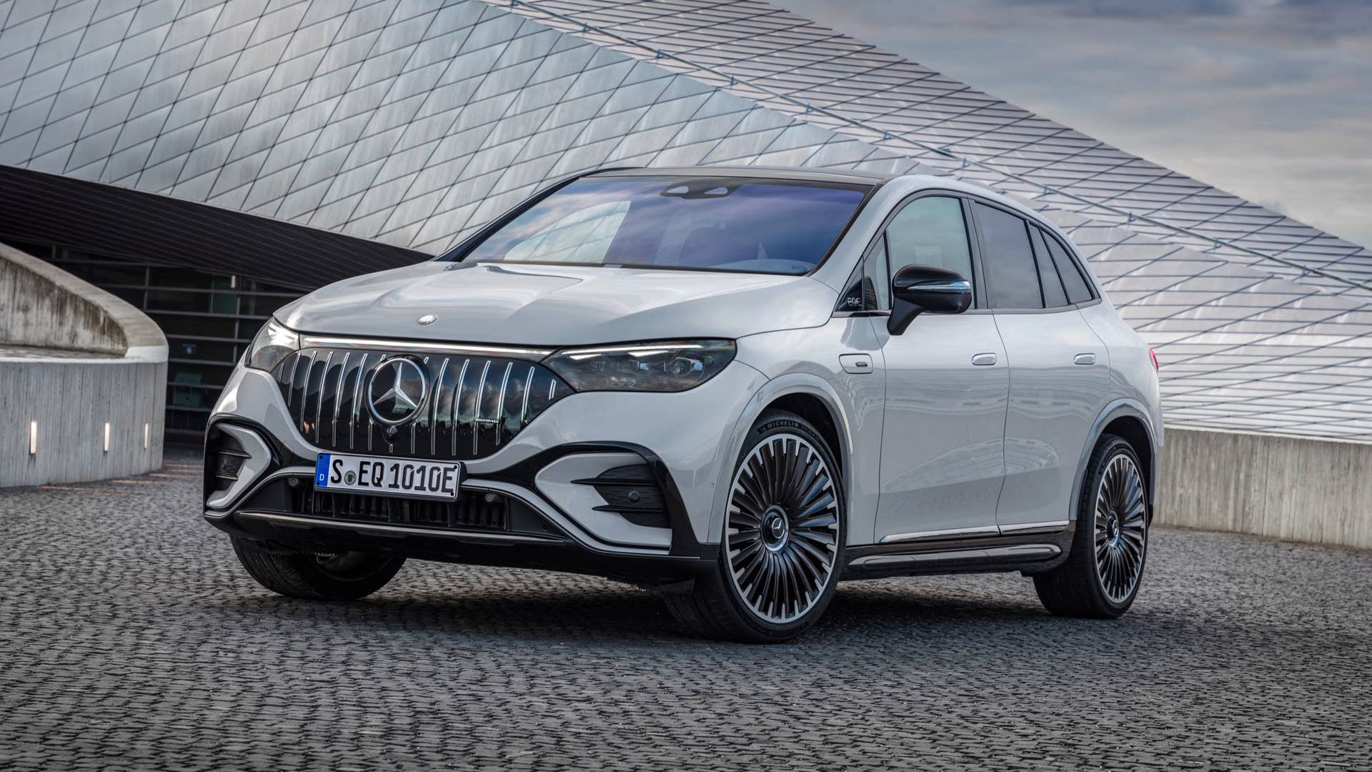 Der neue Mercedes-AMG EQE 53 4MATIC+ SUV (Vorläufige Angaben WLTP | Stromverbrauch kombiniert: 27,8–22,6 kWh/100 km; CO2-Emissionen kombiniert: 0 g/km; Elektrische Reichweite: 375–470 km); Exterieur : MANUFAKTUR alpingrau uni ; Interieur: Leder Nappa AMG - schwarz / spacegrau // The new Mercedes-AMG EQE 53 4MATIC+ SUV (Provisional data WLTP | combined electrical consumption: 27.8–22.6 kWh/100 km; combined CO2 emissions: 0 g/km; Electrical range: 375–470 km); exterior: MANUFAKTUR alpine grey solid; interior: AMG nappa leather - black / space grey