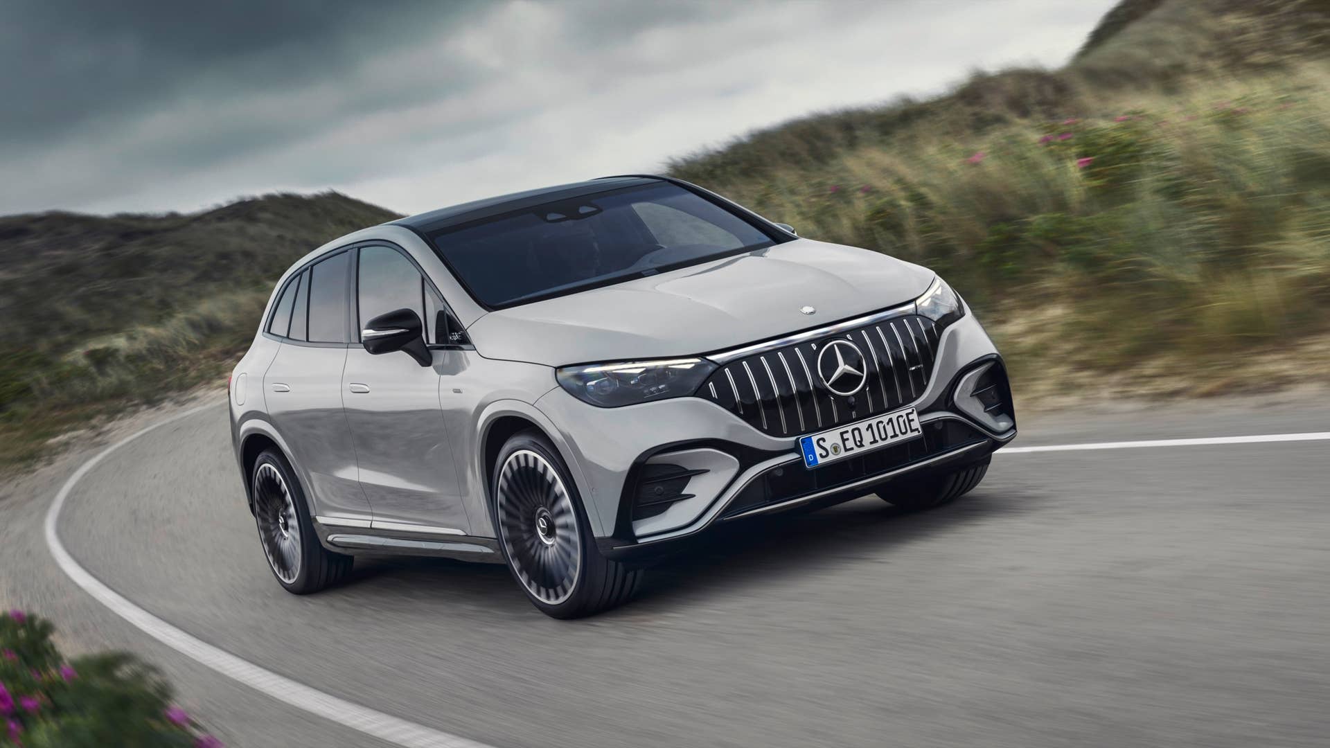 Der neue Mercedes-AMG EQE 53 4MATIC+ SUV (Vorläufige Angaben WLTP | Stromverbrauch kombiniert: 27,8–22,6 kWh/100 km; CO2-Emissionen kombiniert: 0 g/km; Elektrische Reichweite: 375–470 km); Exterieur : MANUFAKTUR alpingrau uni ; Interieur: Leder Nappa AMG - schwarz / spacegrau // The new Mercedes-AMG EQE 53 4MATIC+ SUV (Provisional data WLTP | combined electrical consumption: 27.8–22.6 kWh/100 km; combined CO2 emissions: 0 g/km; Electrical range: 375–470 km); exterior: MANUFAKTUR alpine grey solid; interior: AMG nappa leather - black / space grey