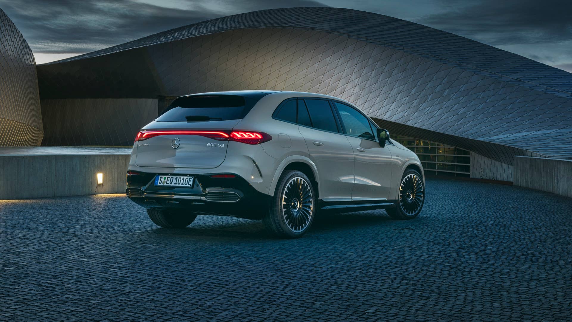 Der neue Mercedes-AMG EQE 53 4MATIC+ SUV (Vorläufige Angaben WLTP | Stromverbrauch kombiniert: 27,8–22,6 kWh/100 km; CO2-Emissionen kombiniert: 0 g/km; Elektrische Reichweite: 375–470 km); Exterieur : MANUFAKTUR alpingrau uni ; Interieur: Leder Nappa AMG - schwarz / spacegrau // The new Mercedes-AMG EQE 53 4MATIC+ SUV (Provisional data WLTP | combined electrical consumption: 27.8–22.6 kWh/100 km; combined CO2 emissions: 0 g/km; Electrical range: 375–470 km); exterior: MANUFAKTUR alpine grey solid; interior: AMG nappa leather - black / space grey