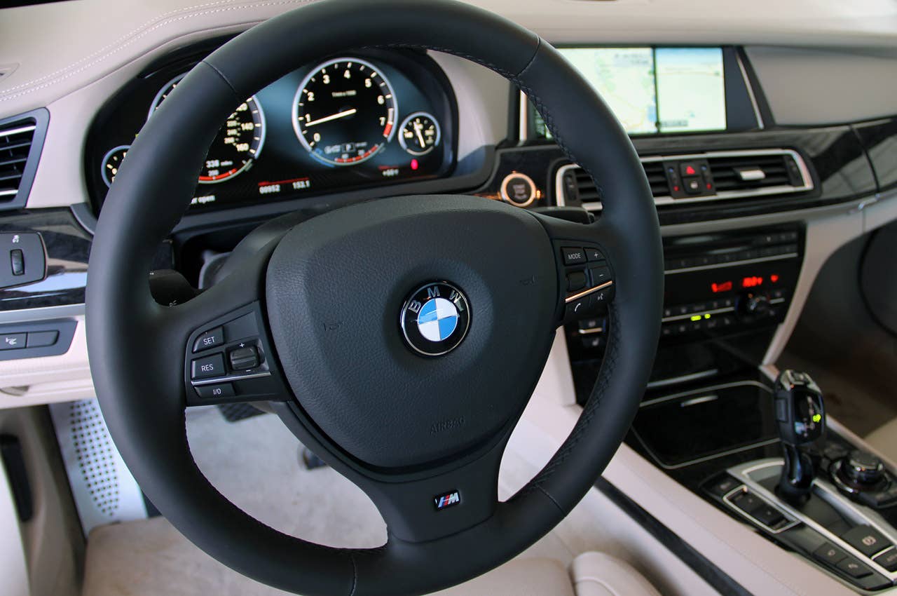 2013 BMW 750Li steering wheel