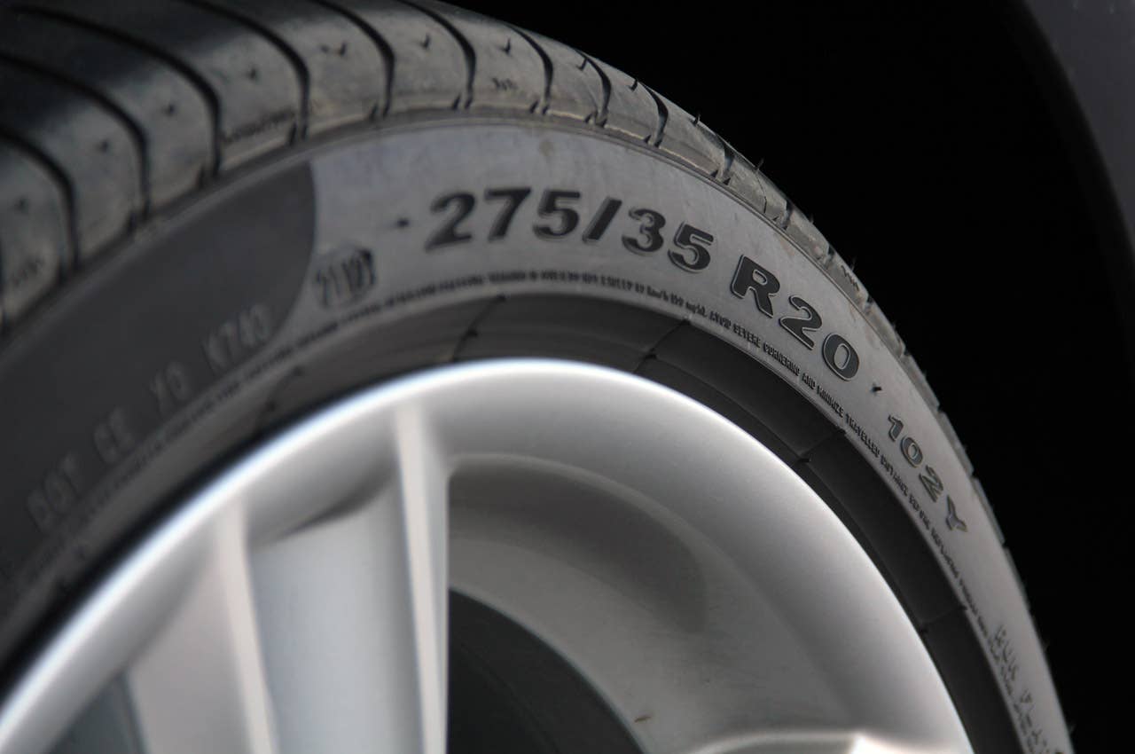2013 BMW 750Li tire