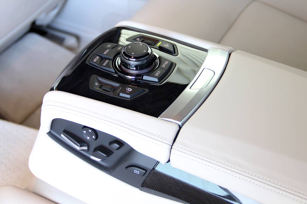 2013 BMW 750Li rear seat center console