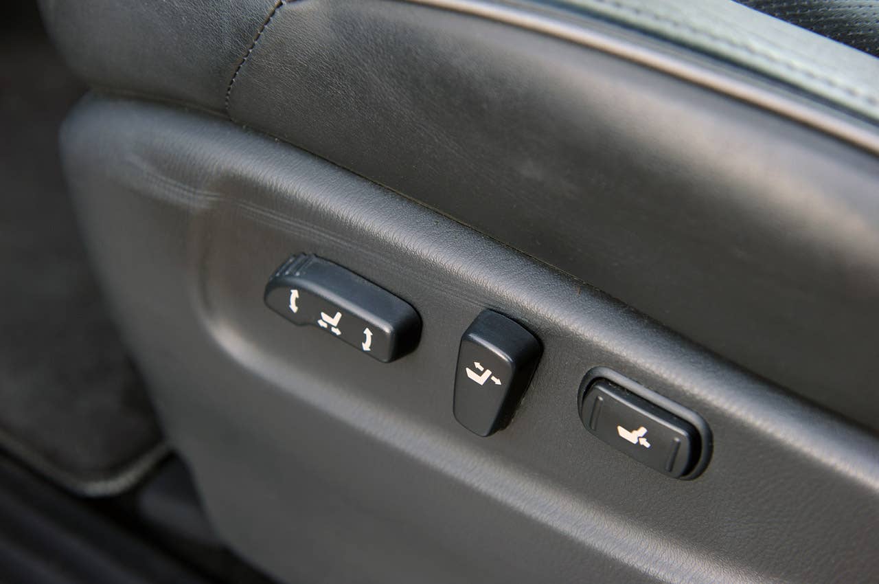2012 Infiniti QX56 seat controls