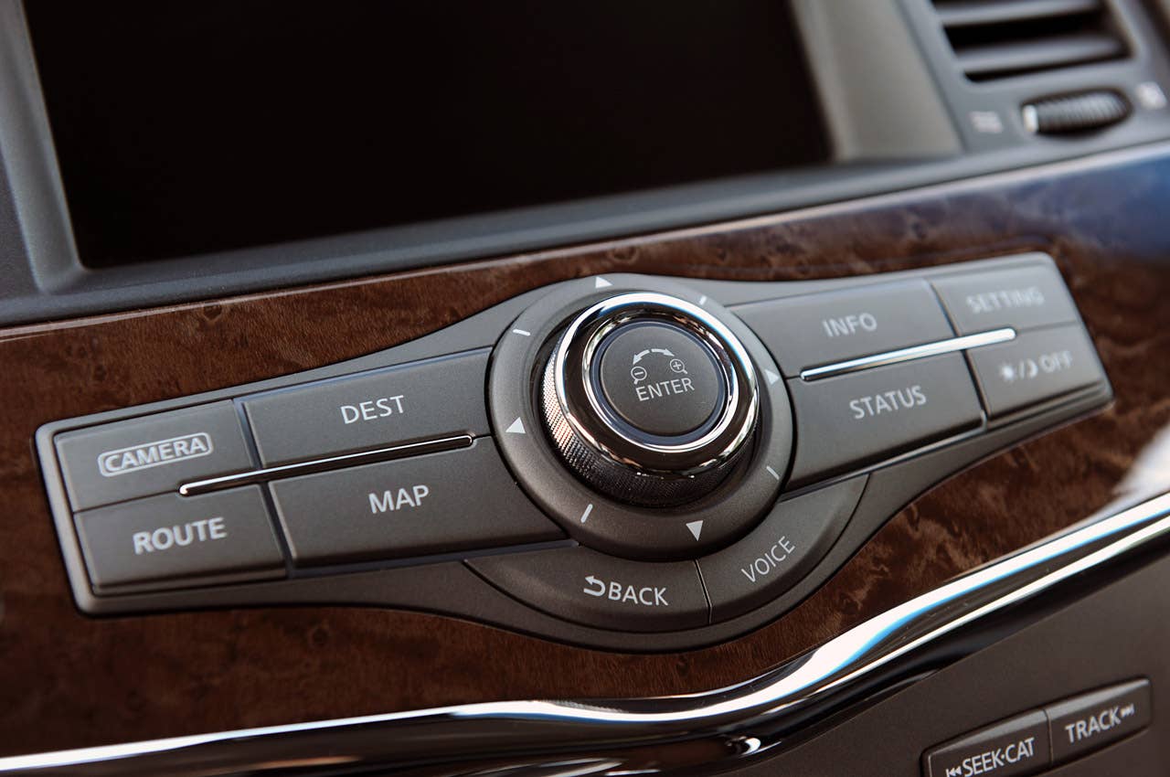 2012 Infiniti QX56 multimedia system controls