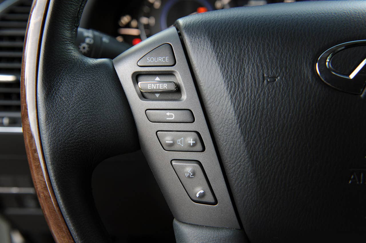 2012 Infiniti QX56 steering wheel controls