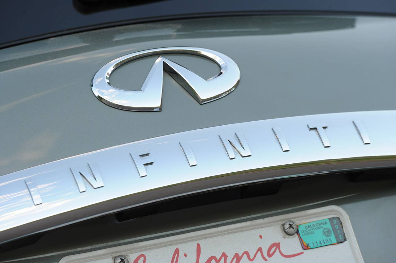 2012 Infiniti QX56 chrome trim