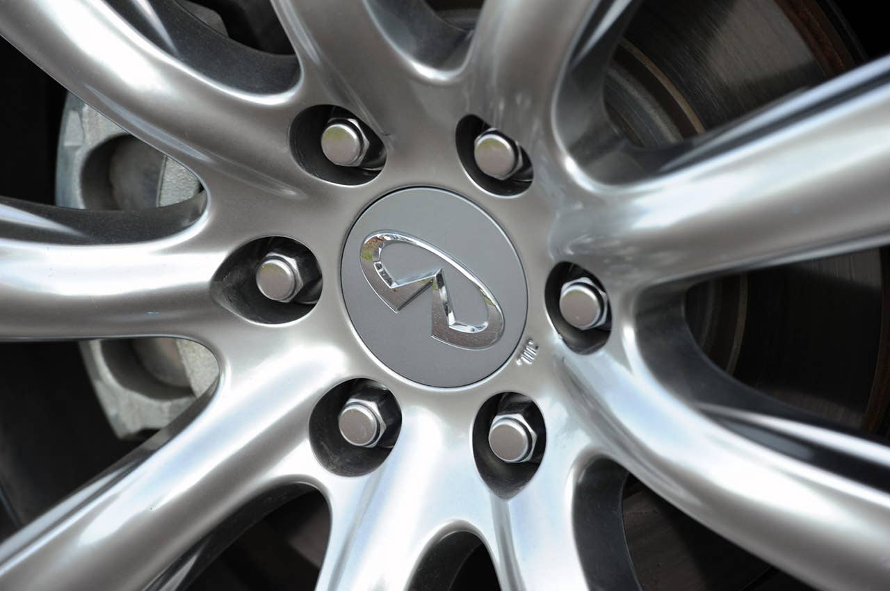 2012 Infiniti QX56 wheel detail
