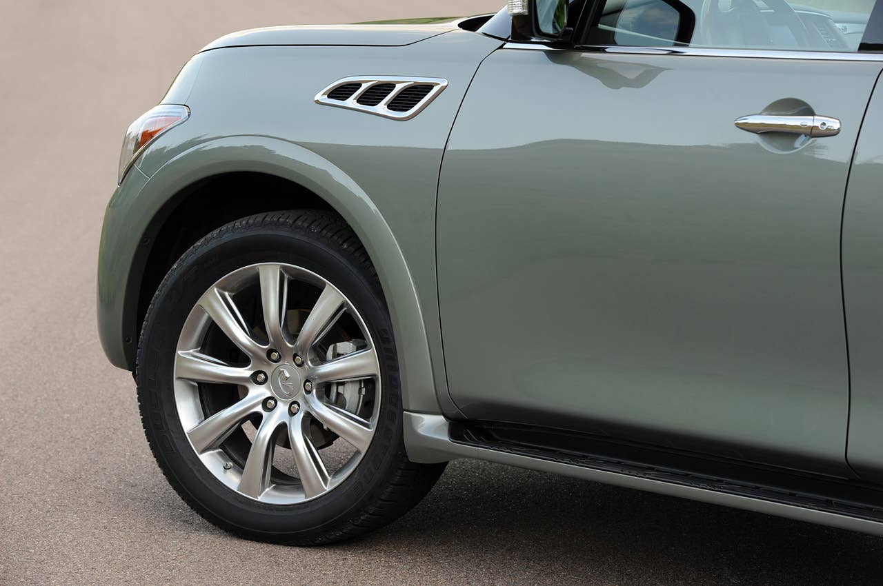 2012 Infiniti QX56 side detail