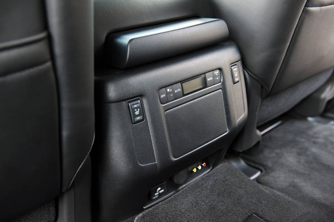 2012 Infiniti QX56 rear seat climate controls