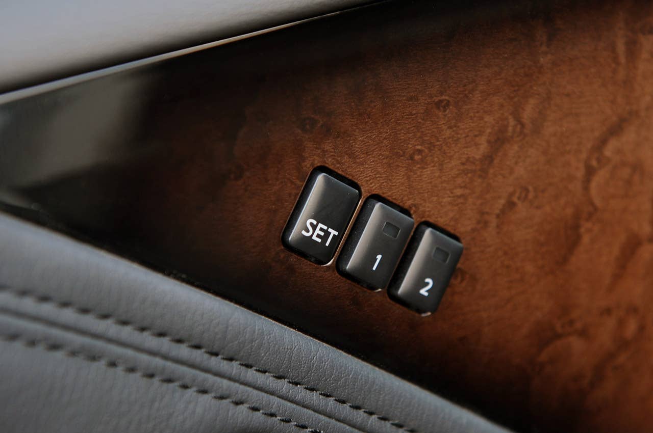 2012 Infiniti QX56 seat memory controls