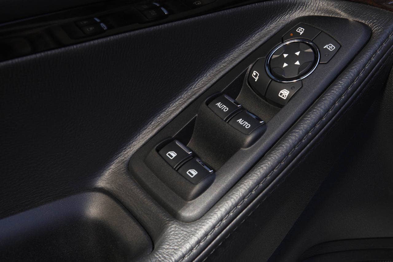 2011 Ford Explorer: Door-mounted switchgear is new, reflecting Ford global DNA standards.  (07/26/2010)