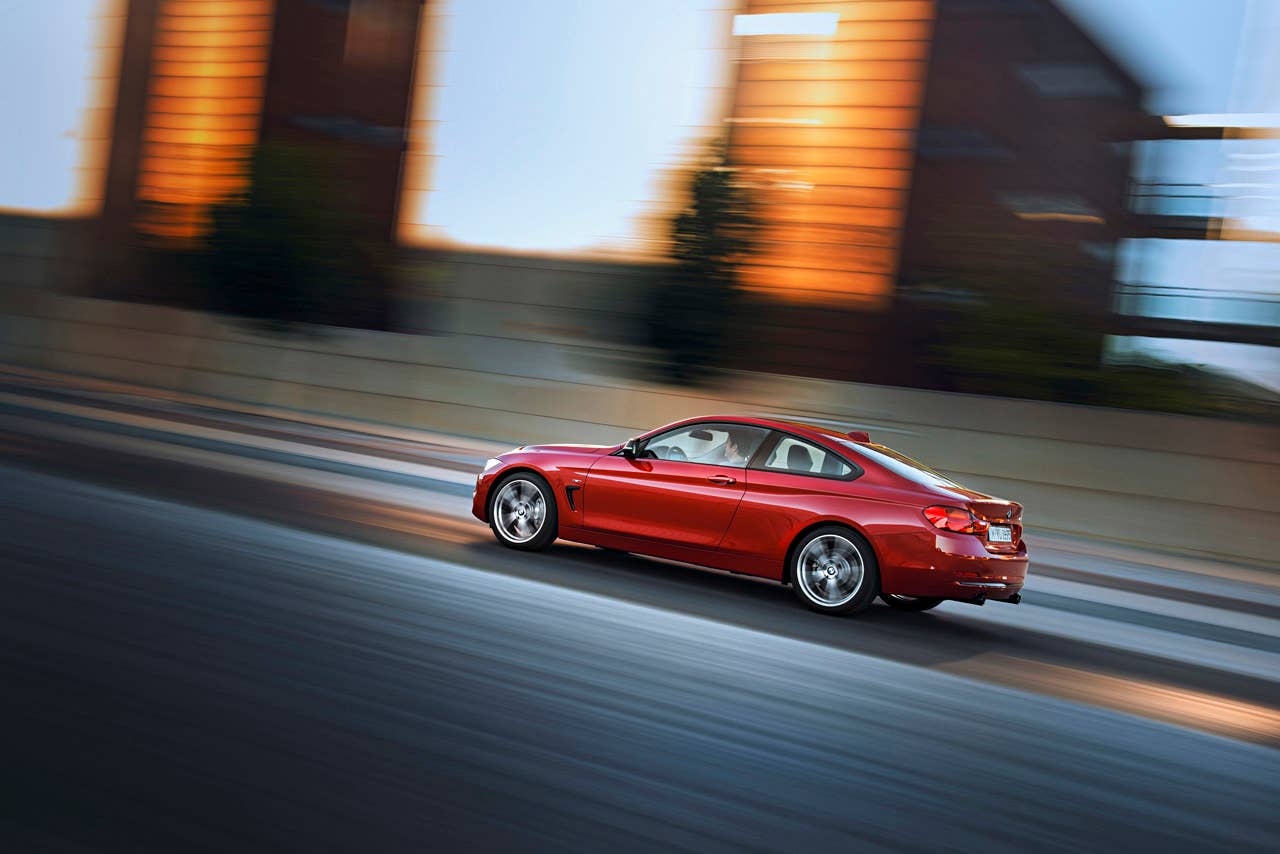 BMW 435i Coup Sport Line, Melbourne Rot, 306 PS, 400 Nm, Interieur: Leder Dakota Schwarz, Alu Lngsschliff fein, Akzentleiste korallrot matt
