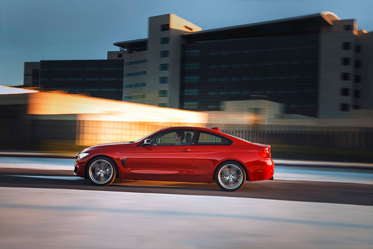 BMW 435i Coup Sport Line, Melbourne Rot, 306 PS, 400 Nm, Interieur: Leder Dakota Schwarz, Alu Lngsschliff fein, Akzentleiste korallrot matt
