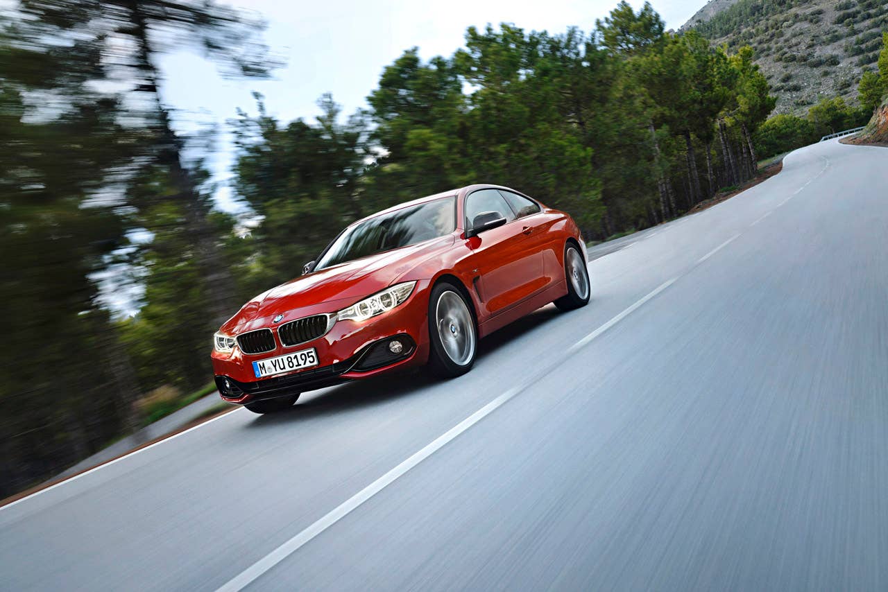 BMW 435i Coup Sport Line, Melbourne Rot, 306 PS, 400 Nm, Interieur: Leder Dakota Schwarz, Alu Lngsschliff fein, Akzentleiste korallrot matt