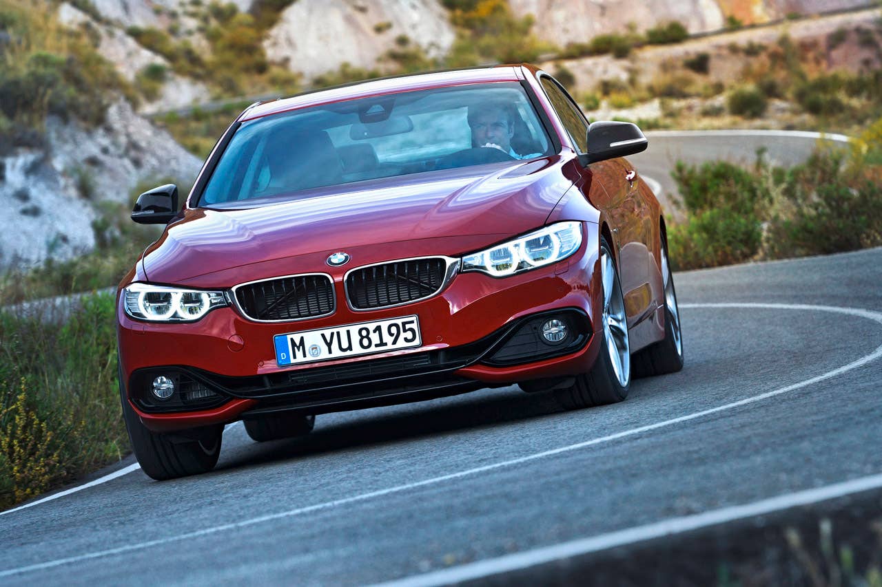BMW 435i Coup Sport Line, Melbourne Rot, 306 PS, 400 Nm, Interieur: Leder Dakota Schwarz, Alu Lngsschliff fein, Akzentleiste korallrot matt