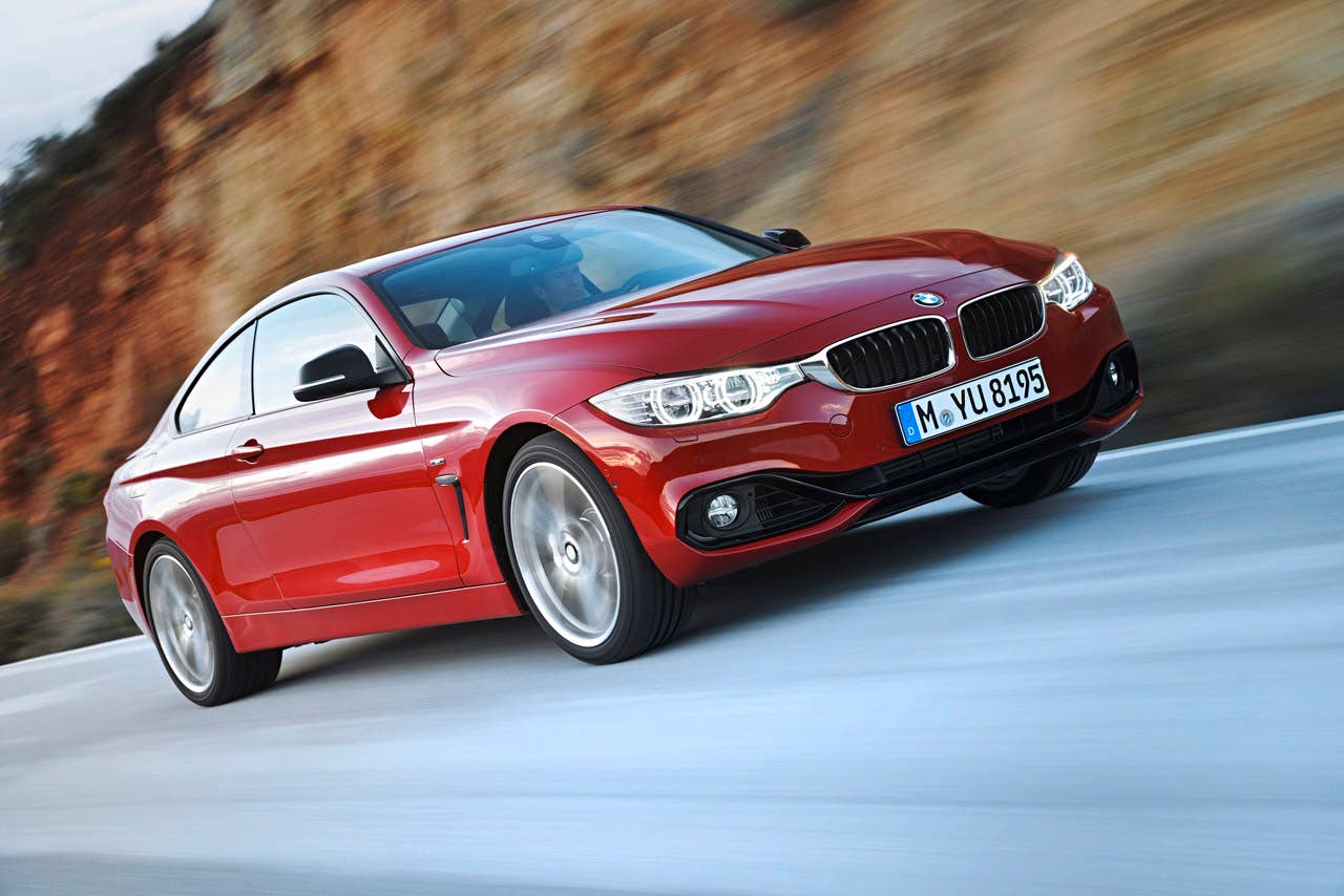 BMW 435i Coup Sport Line, Melbourne Rot, 306 PS, 400 Nm, Interieur: Leder Dakota Schwarz, Alu Lngsschliff fein, Akzentleiste korallrot matt