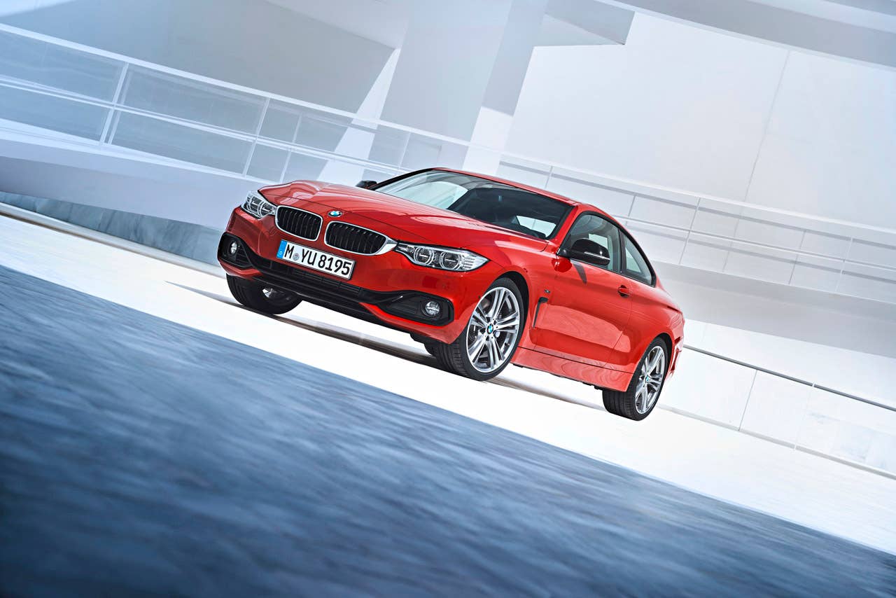 BMW 435i Coup Sport Line, Melbourne Rot, 306 PS, 400 Nm, Interieur: Leder Dakota Schwarz, Alu Lngsschliff fein, Akzentleiste korallrot matt